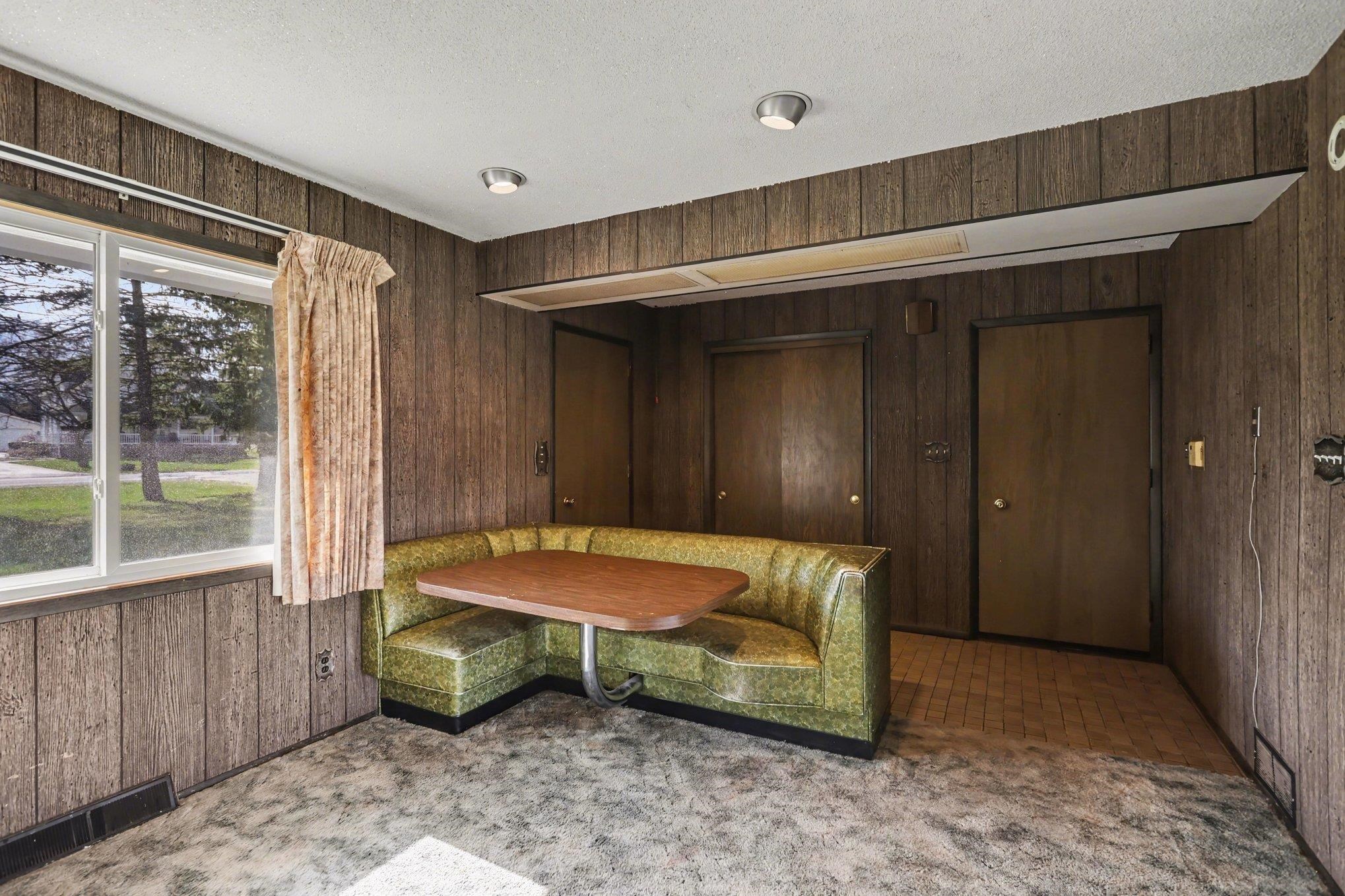 5454 N River Road Property Photo 18