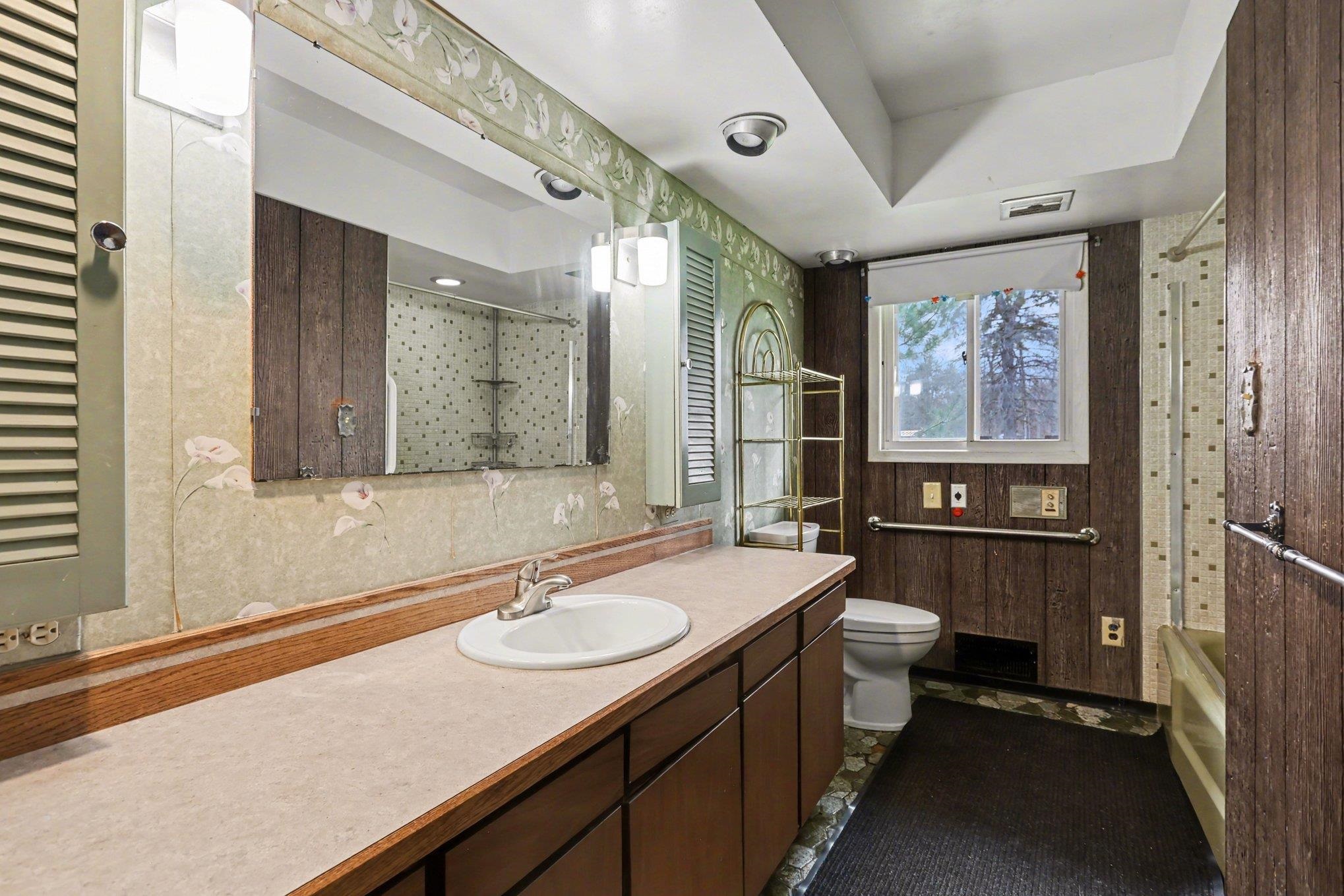 5454 N River Road Property Photo 23