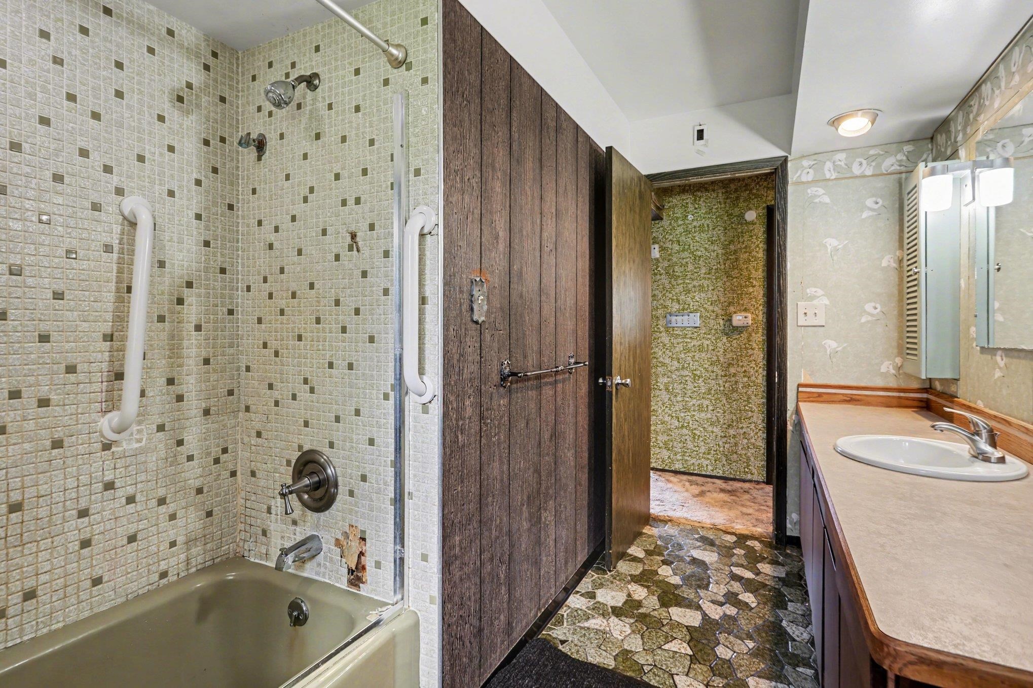 5454 N River Road Property Photo 24
