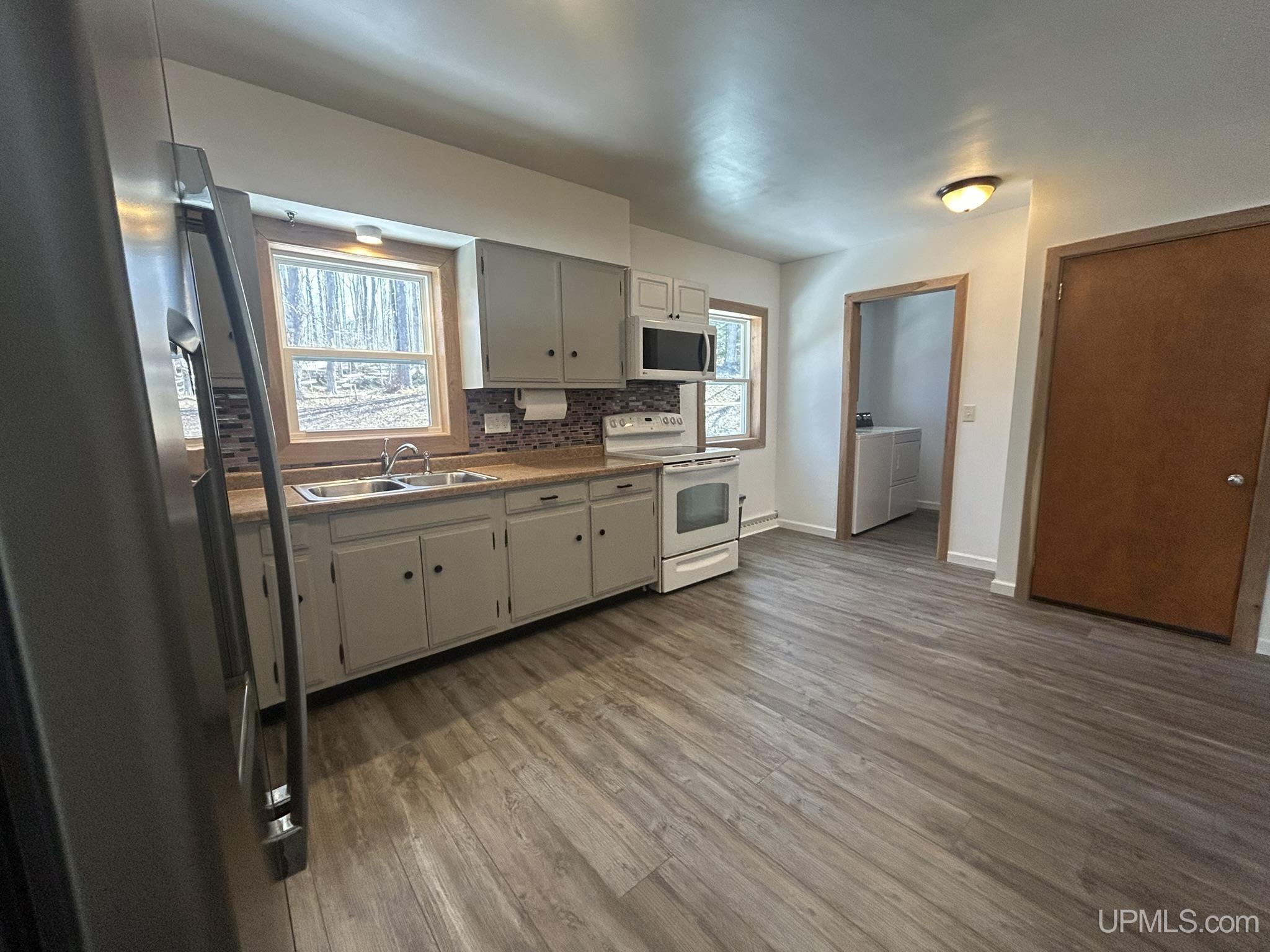 E9506 Prospect Street Property Photo 6