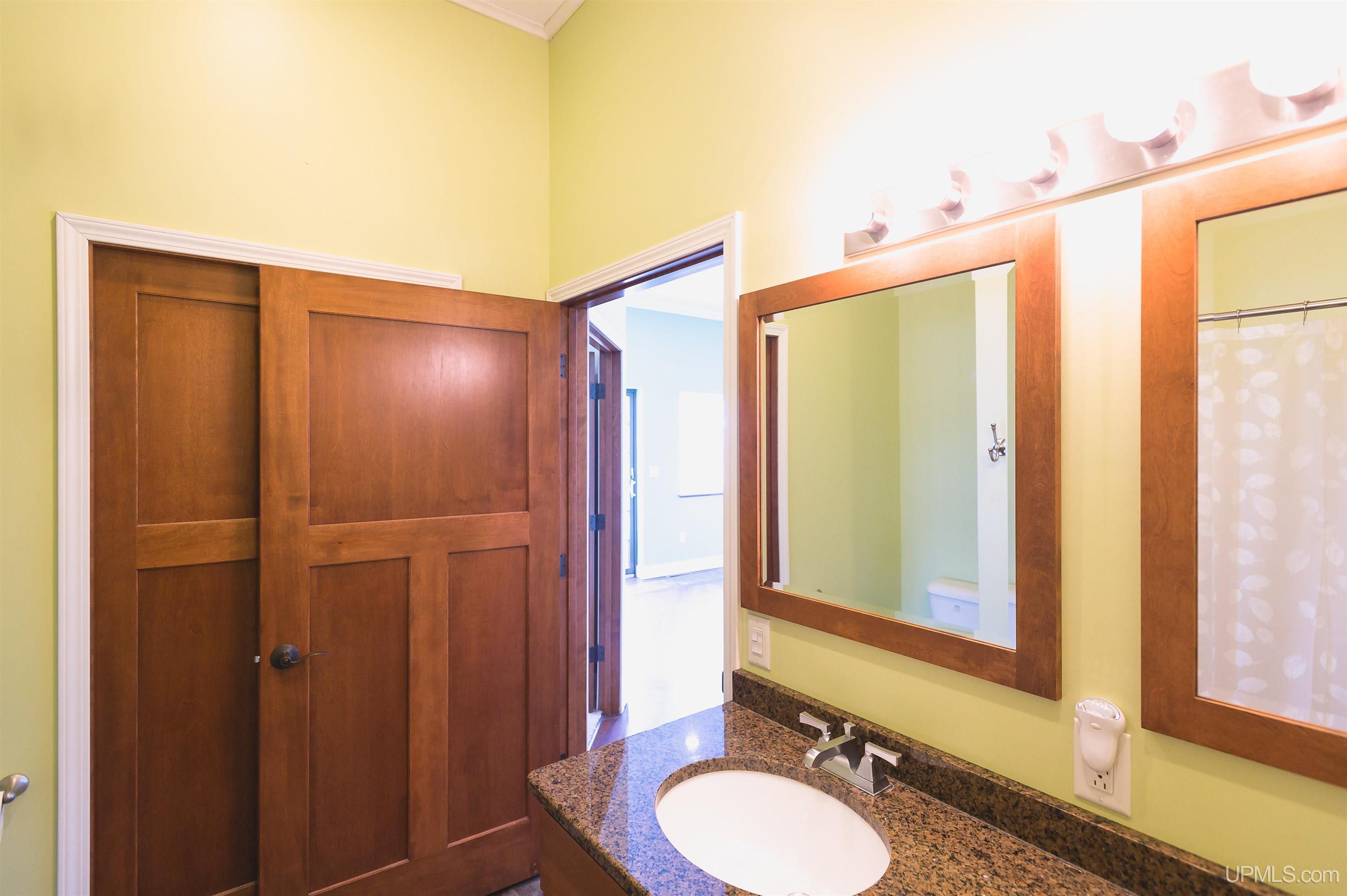 208 E Montezuma Avenue Property Photo 8