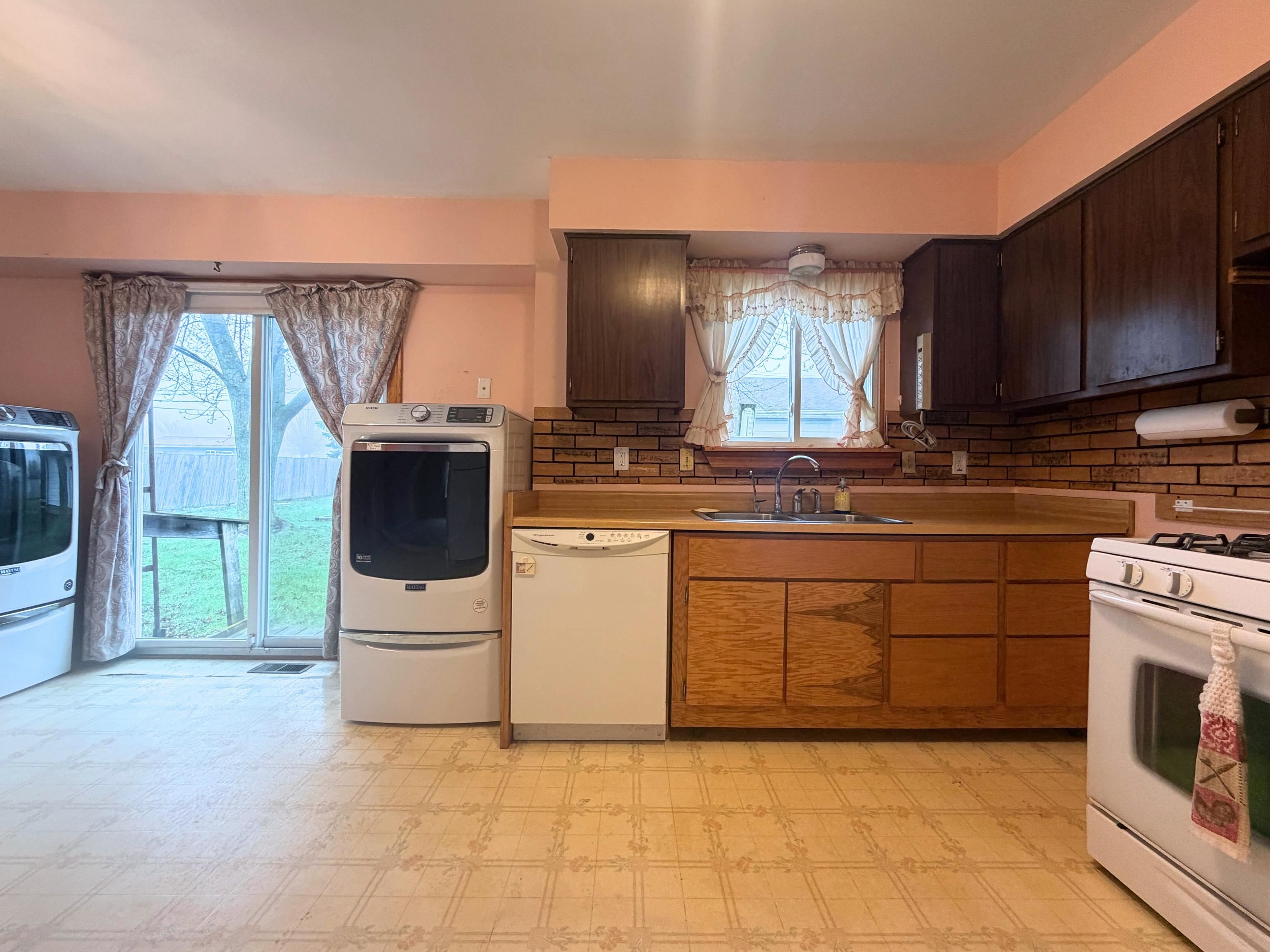 1920 Circle Drive Property Photo 4