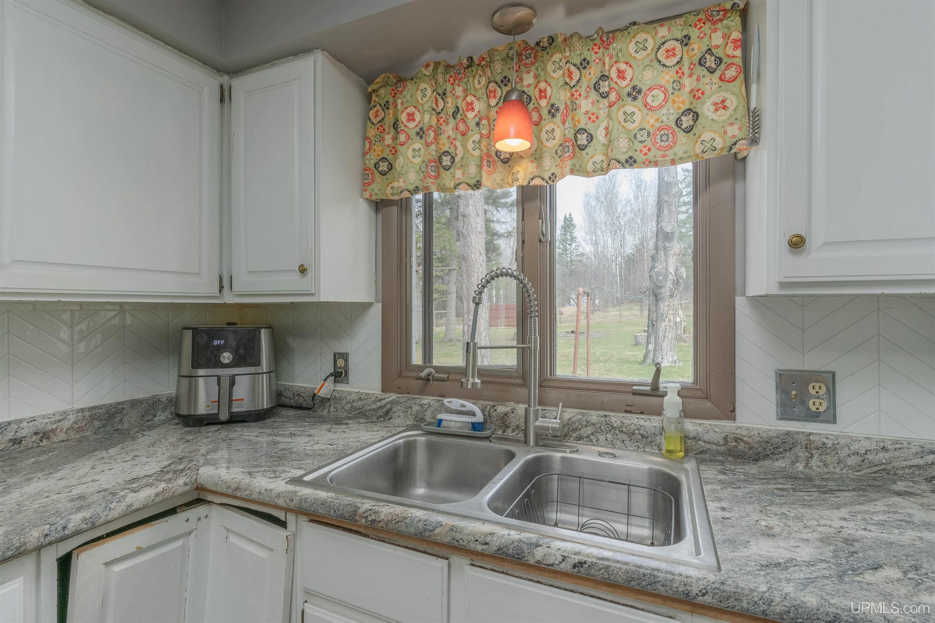 645 E Hunter Road Property Photo 4