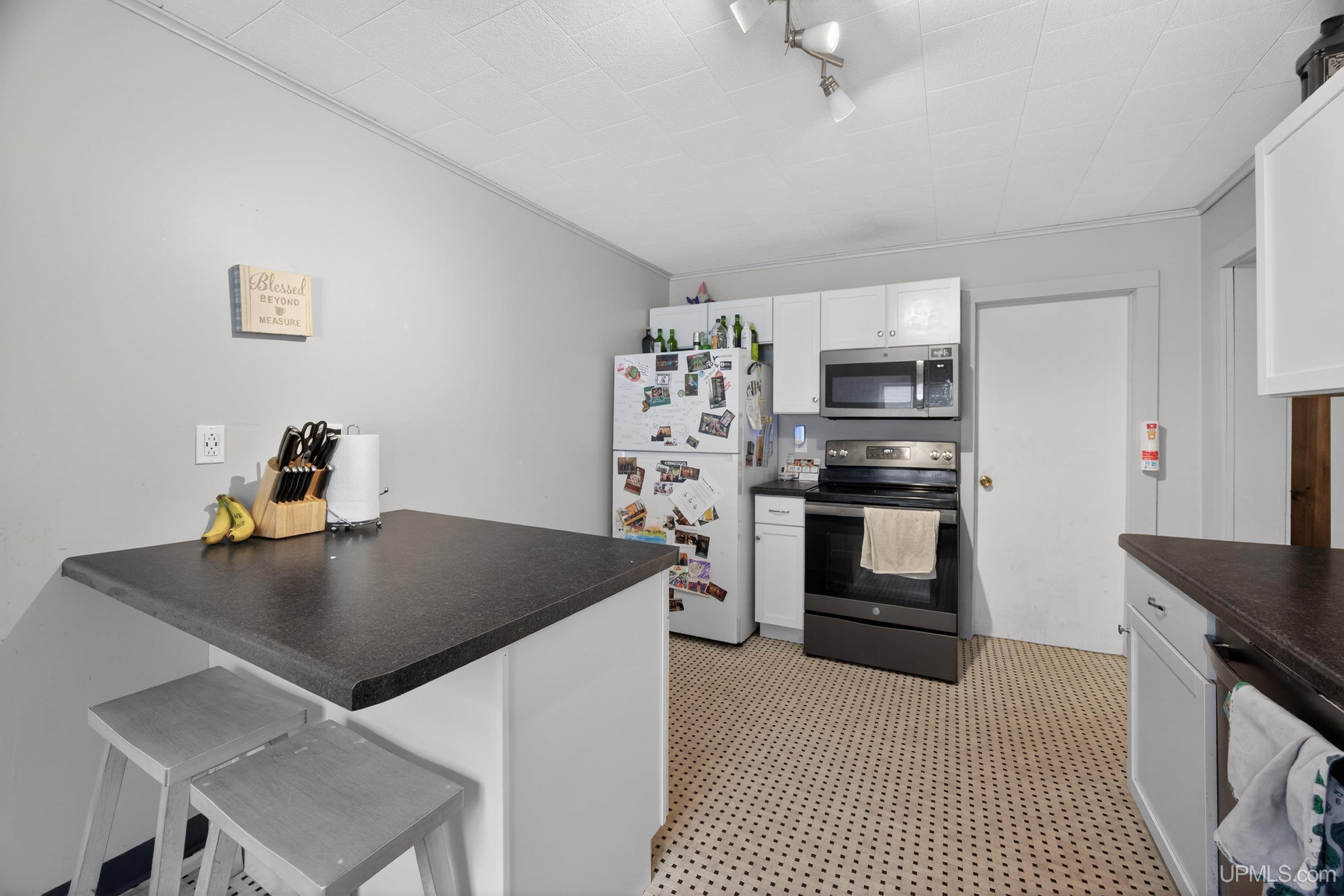 807 E Montezuma Avenue Property Photo 6