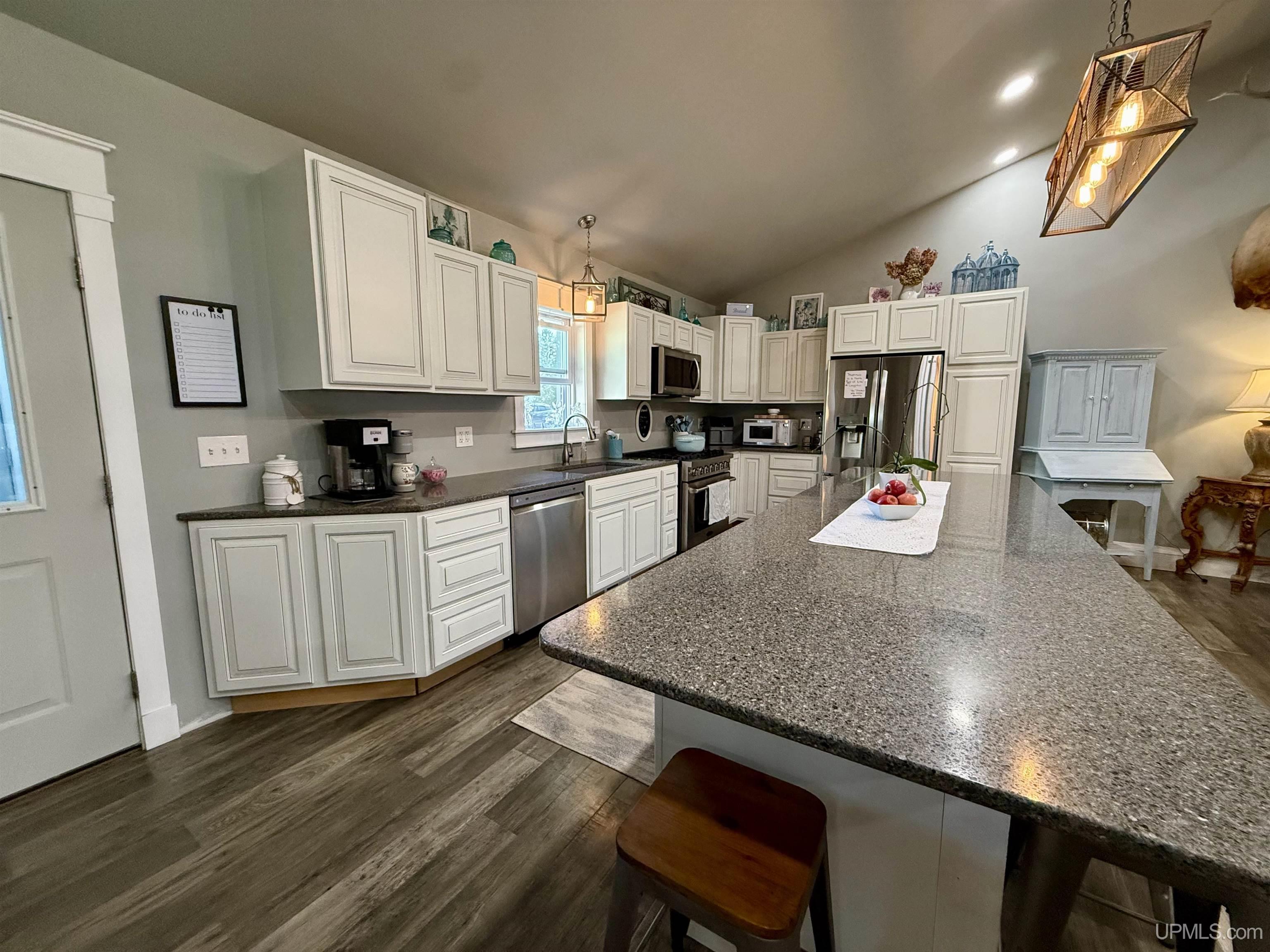 634 E Breitung Avenue Property Photo 2