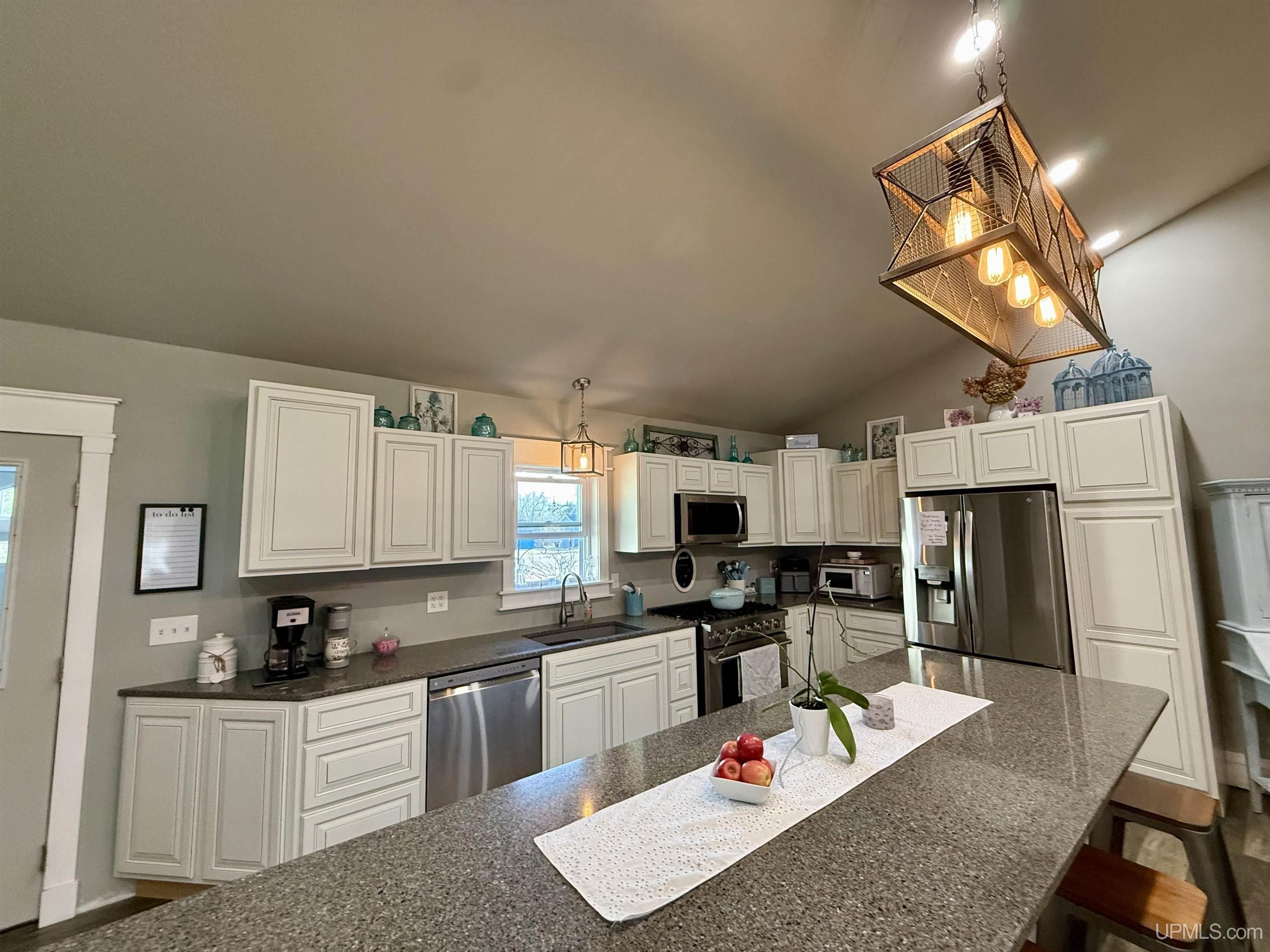 634 E Breitung Avenue Property Photo 8