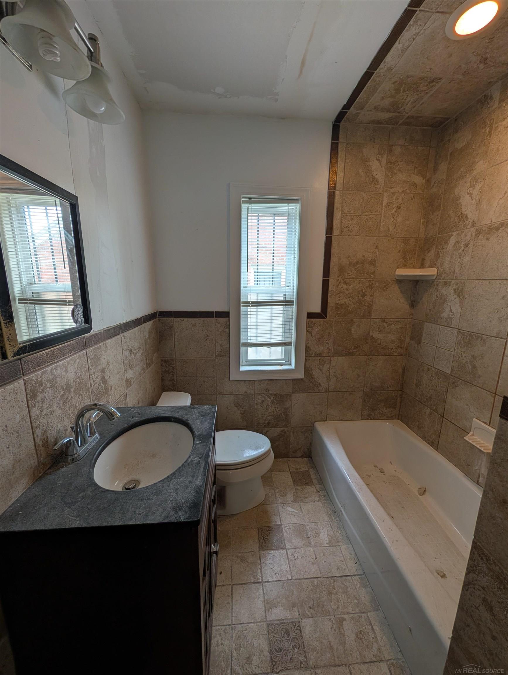 9776 E Outer Drive Property Photo 3