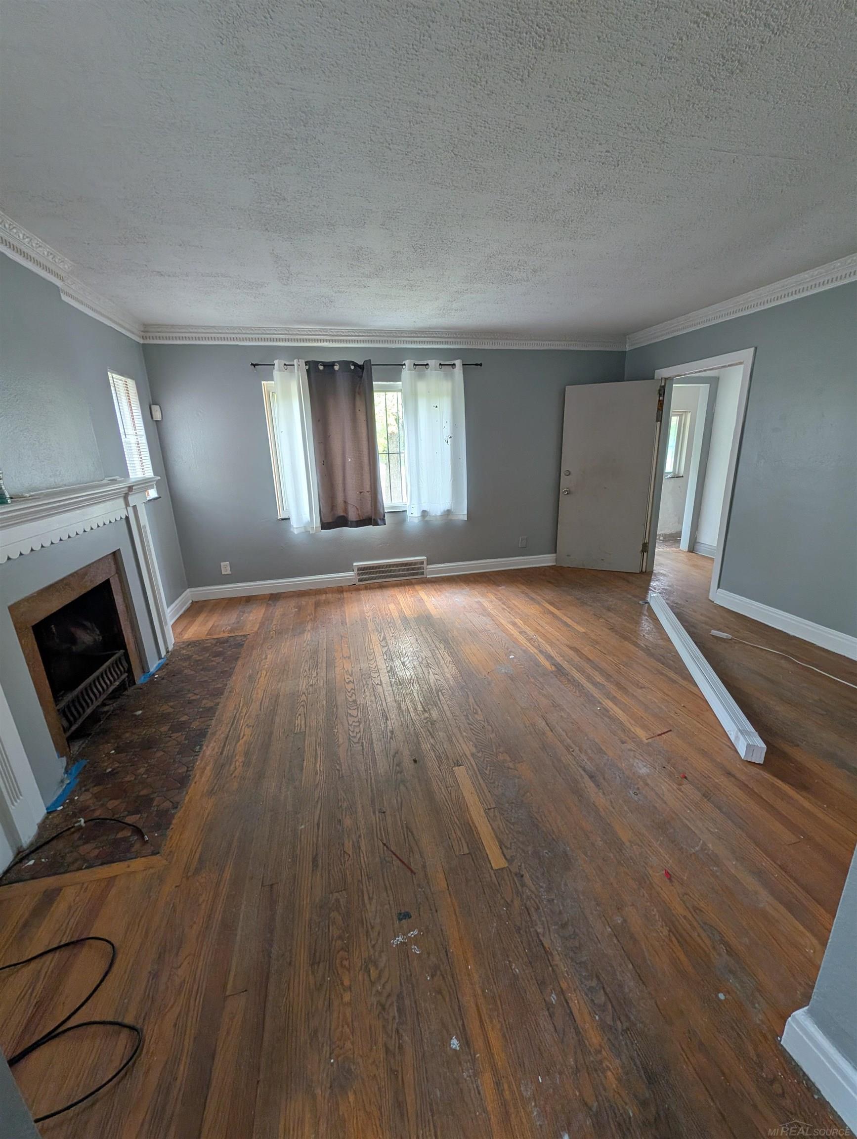 9776 E Outer Drive Property Photo 5