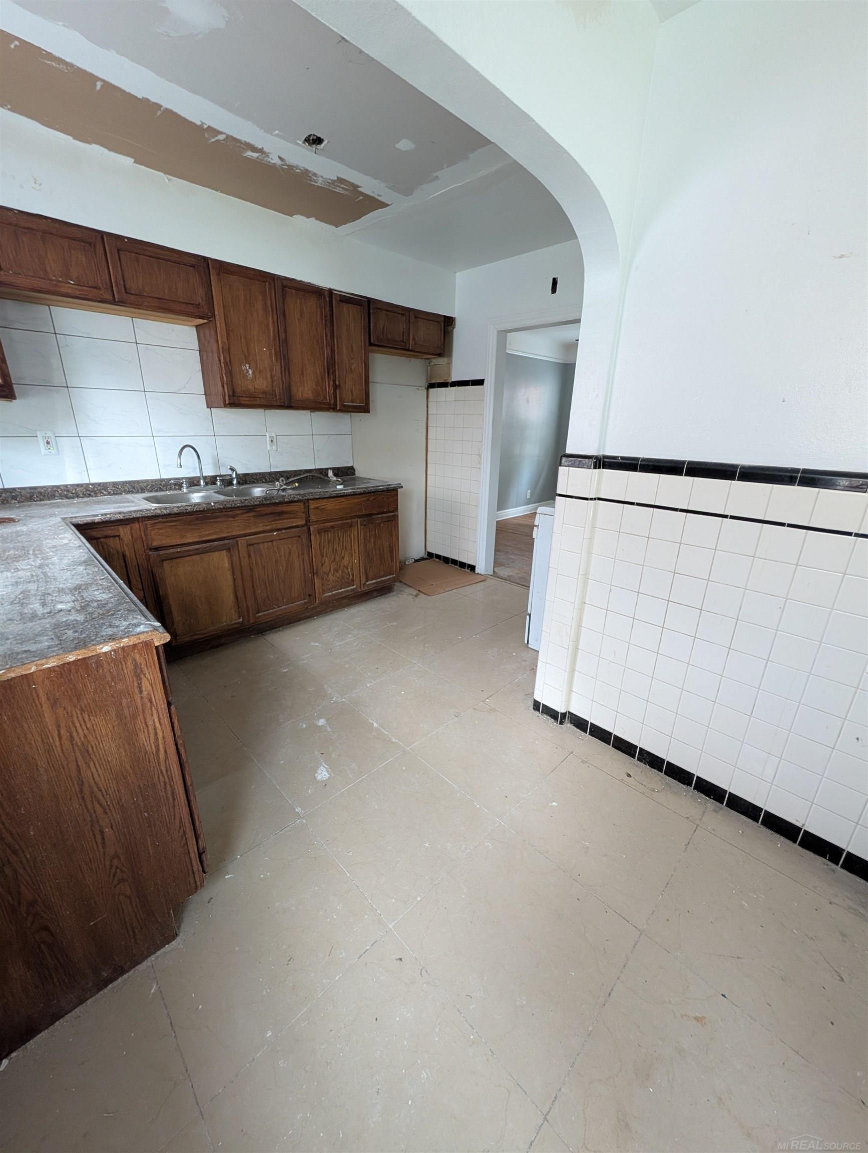 9776 E Outer Drive Property Photo 6