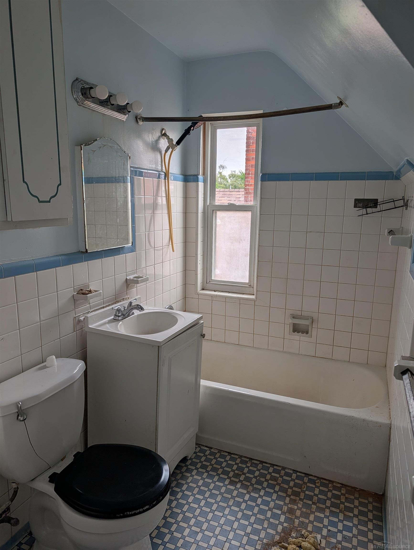 9776 E Outer Drive Property Photo 8