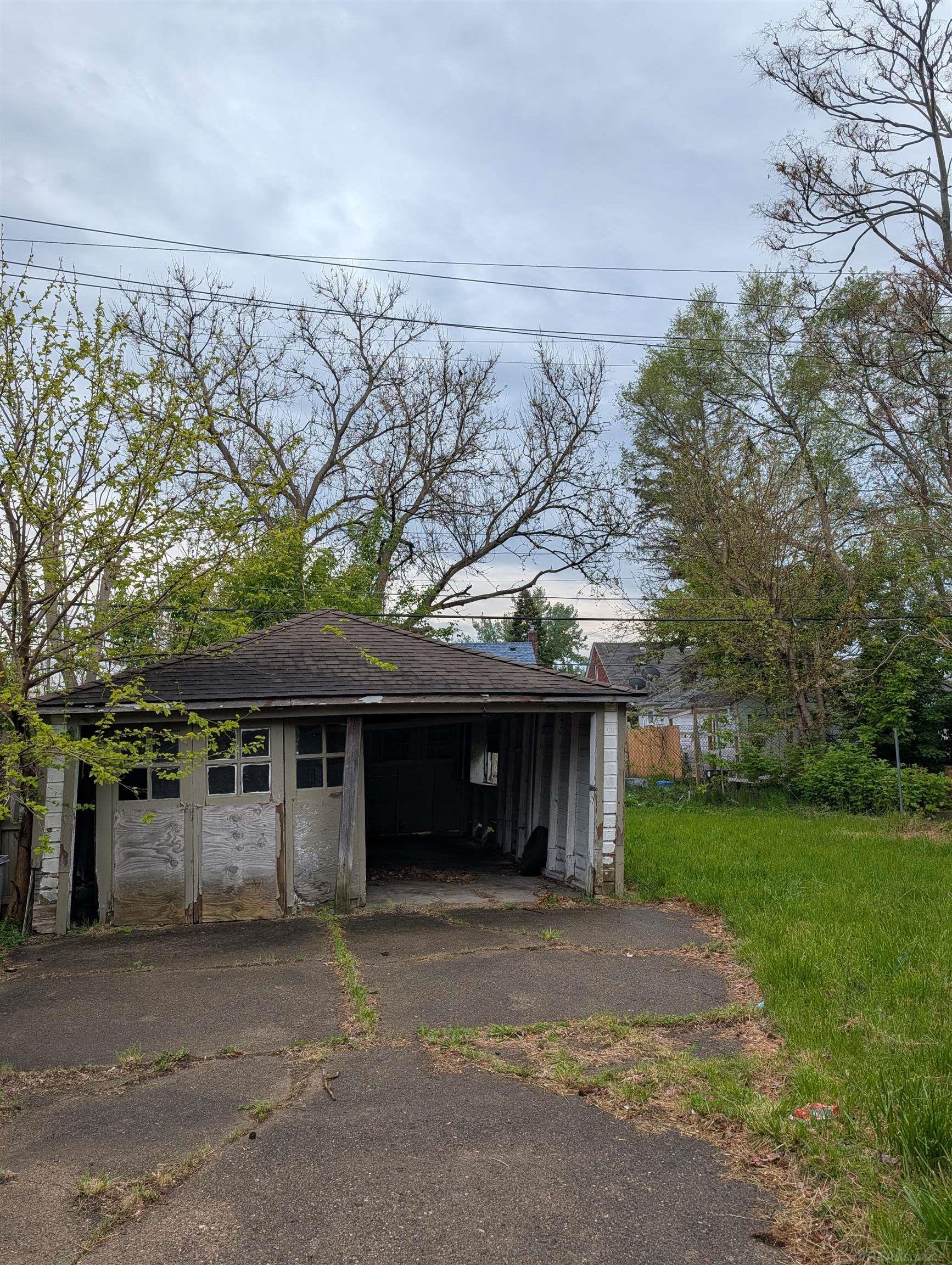 9776 E Outer Drive Property Photo 11