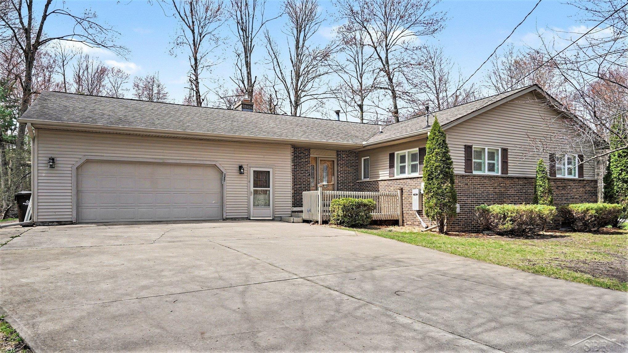 3323 Lakeside Drive Property Photo 1