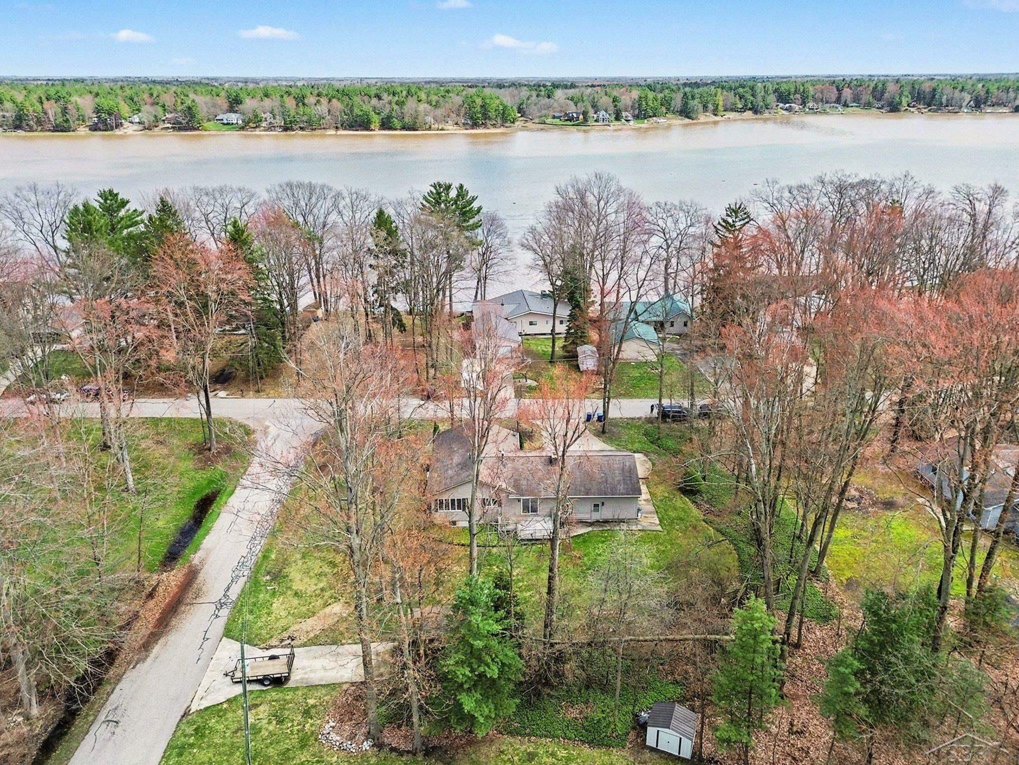 3323 Lakeside Drive Property Photo 2