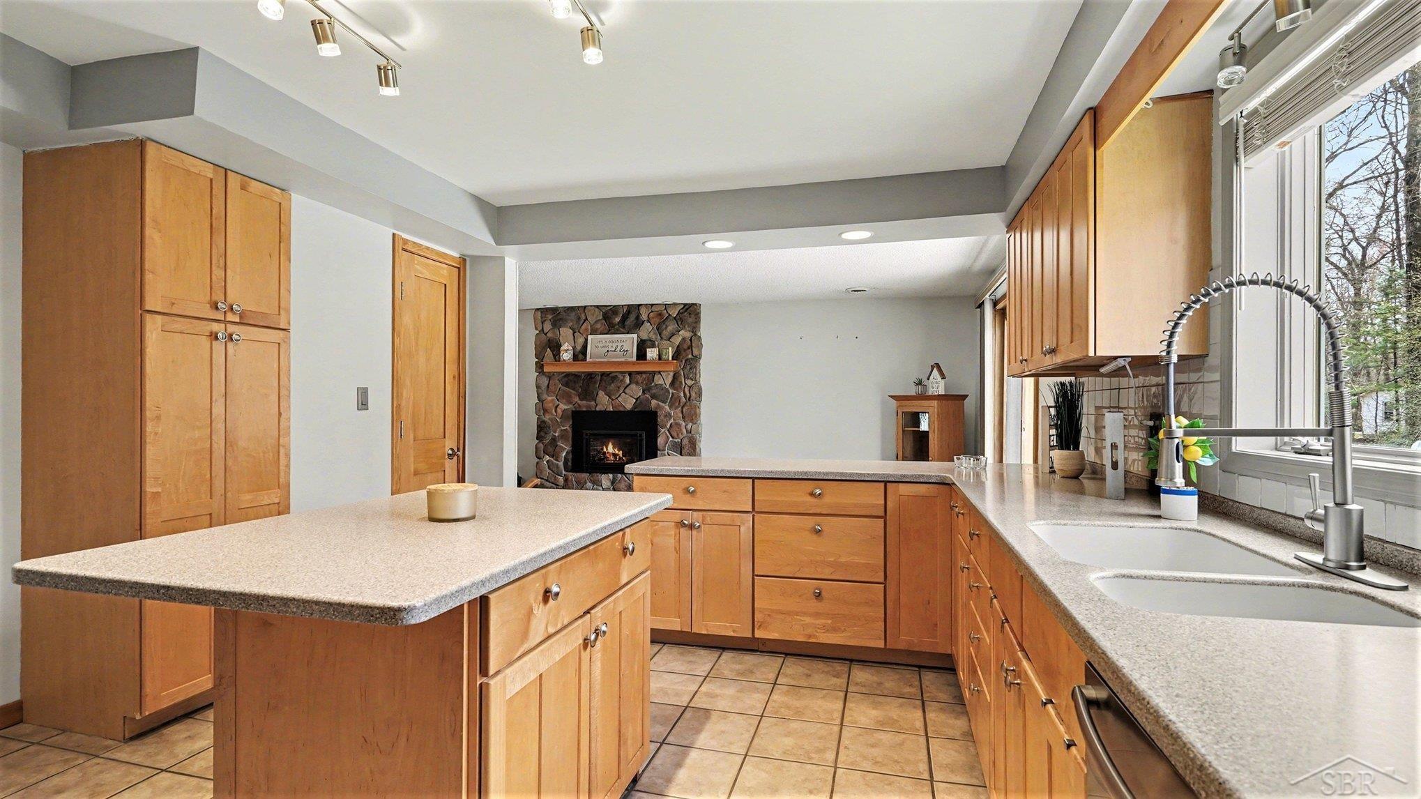 3323 Lakeside Drive Property Photo 8