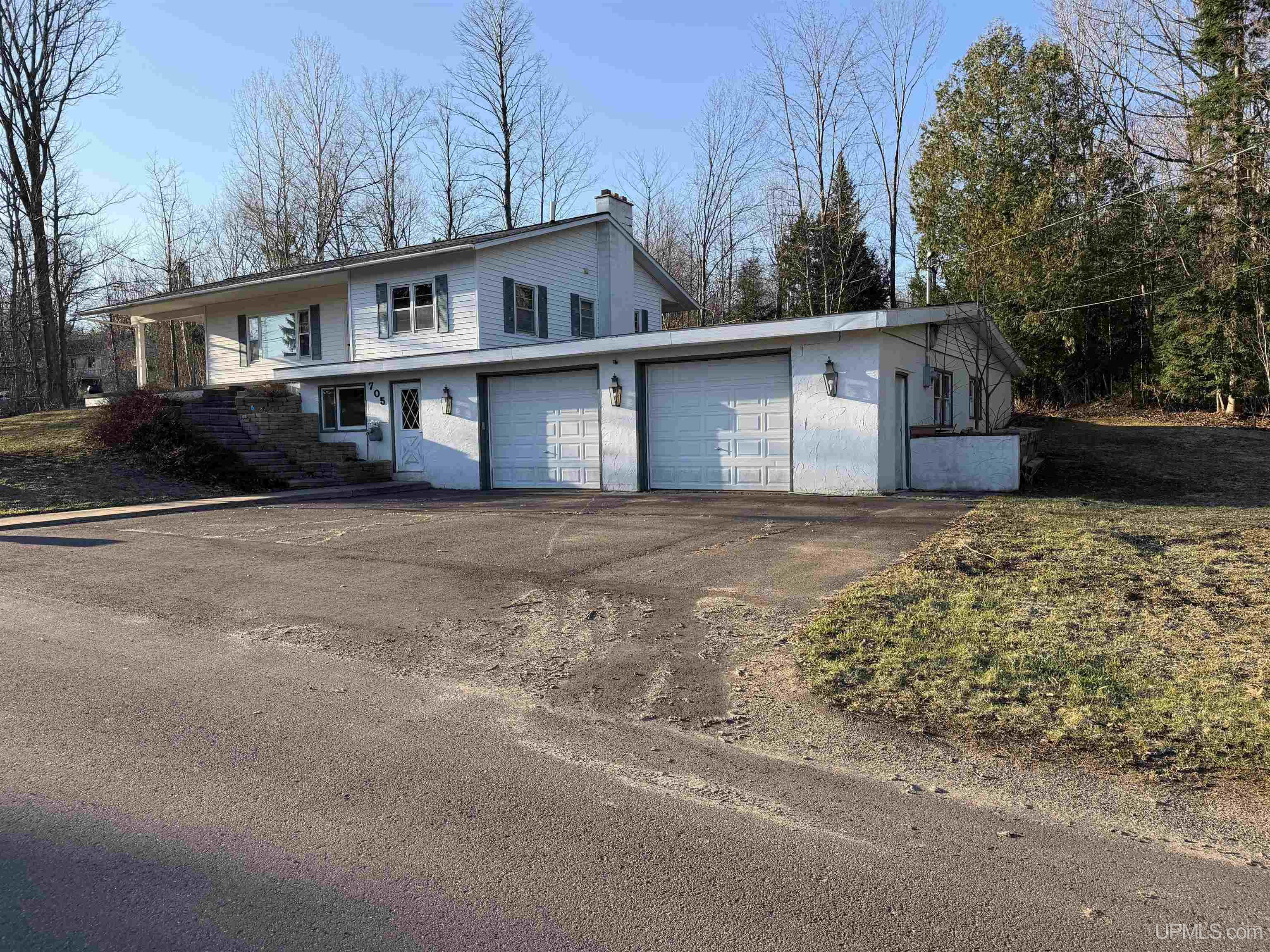 705 W Baraga Avenue Property Photo 1