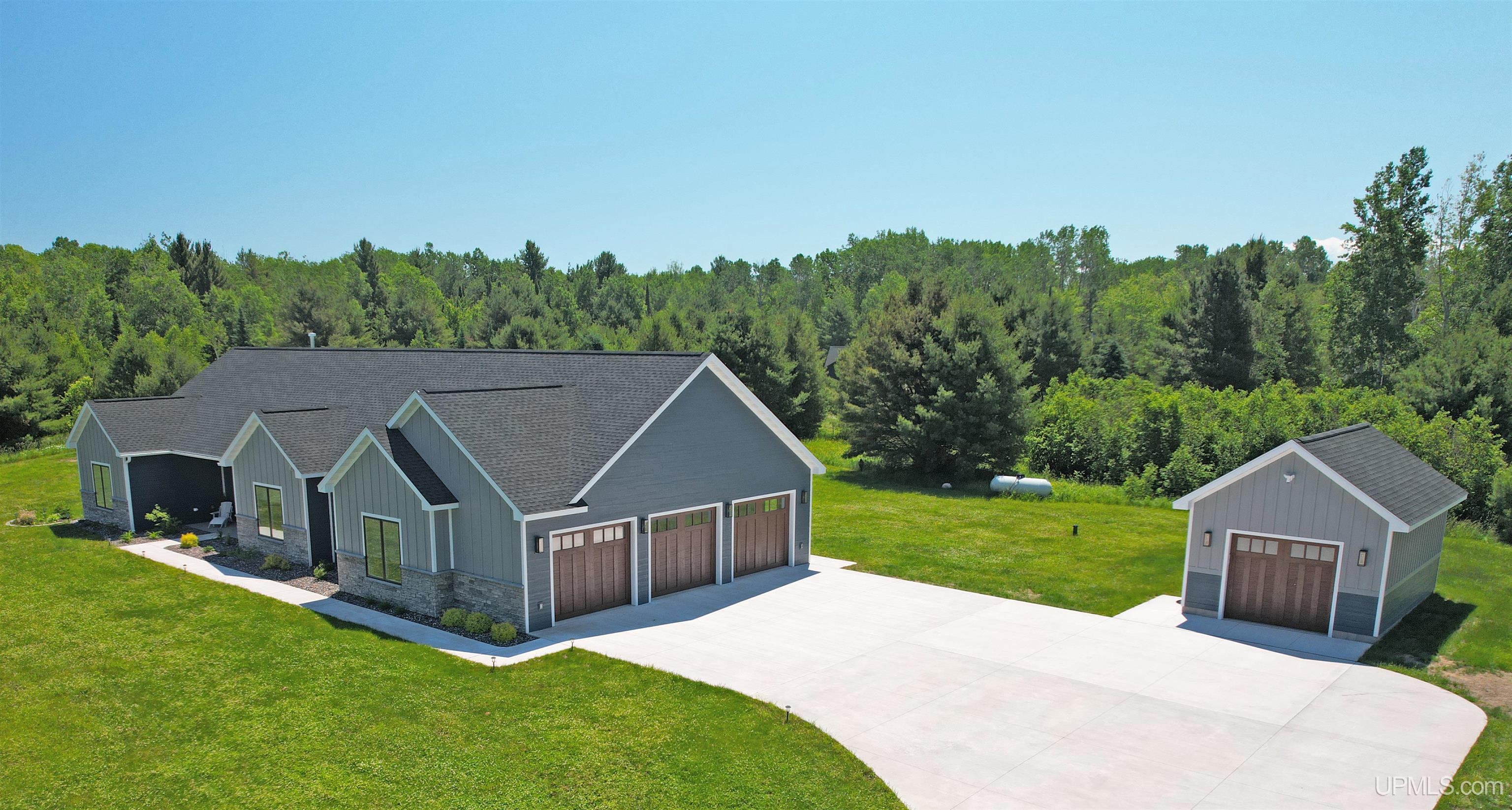 46647 Golf Drive Property Photo 1