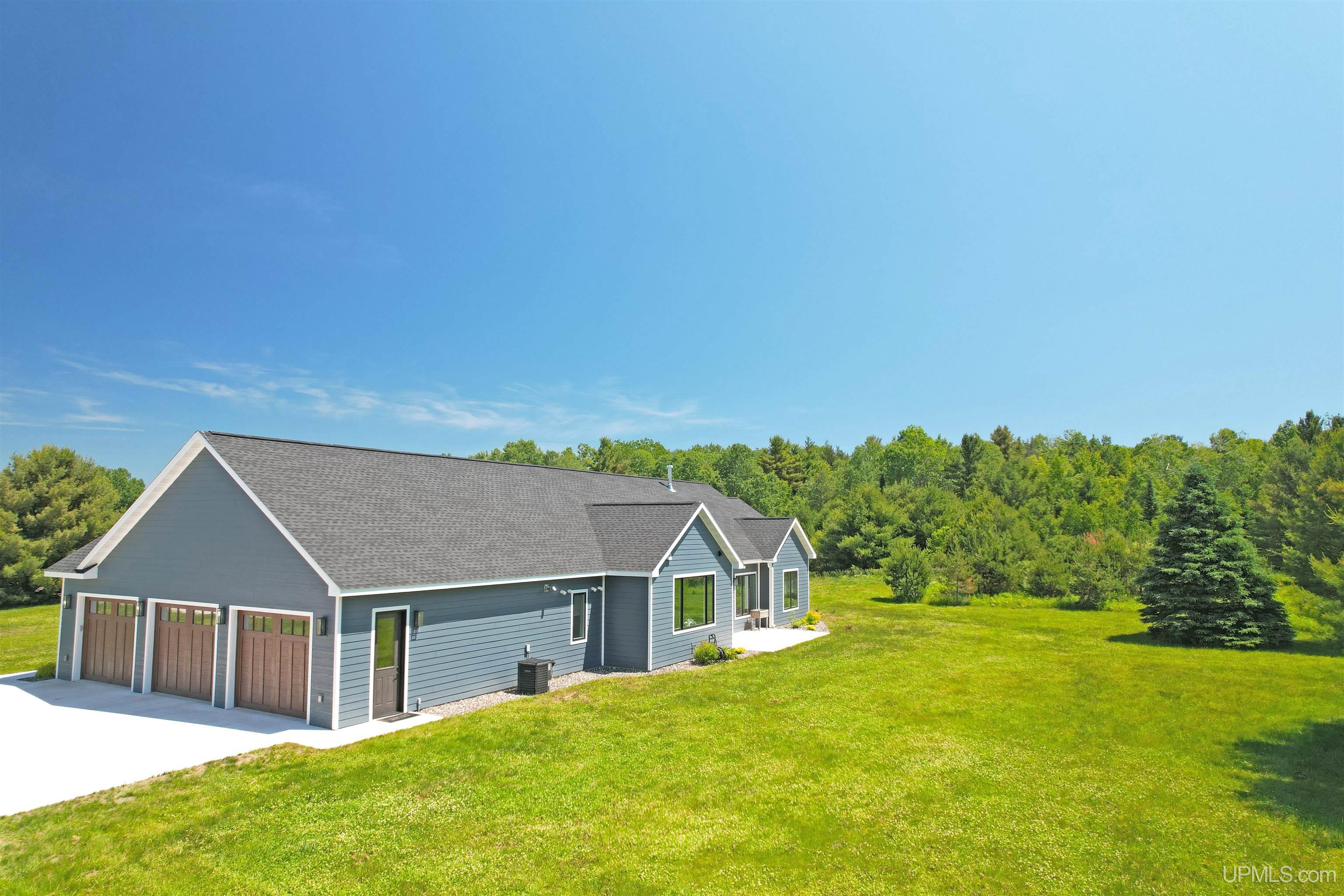 46647 Golf Drive Property Photo 2