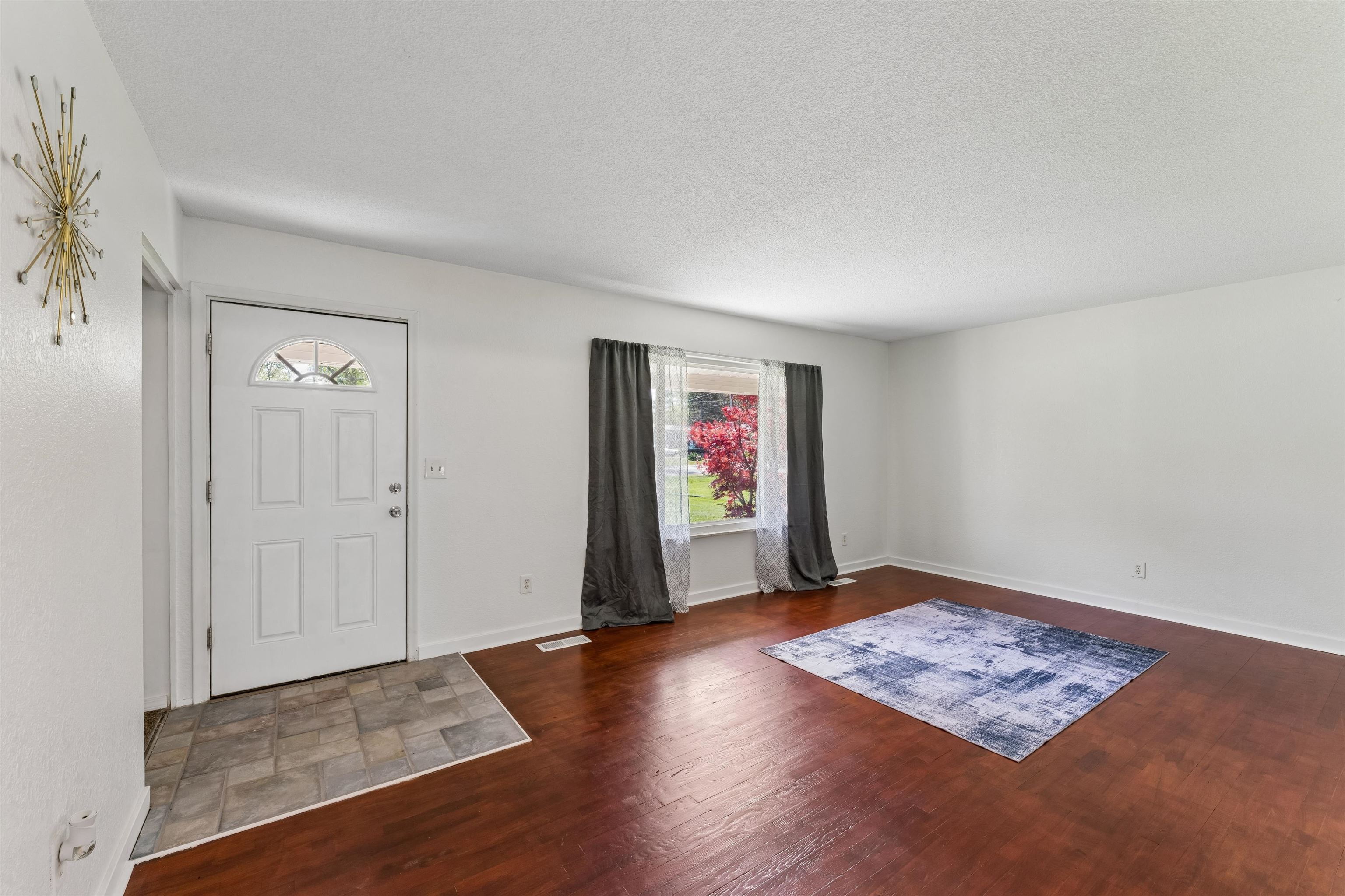 6058 Meadowwood Lane Property Photo 8