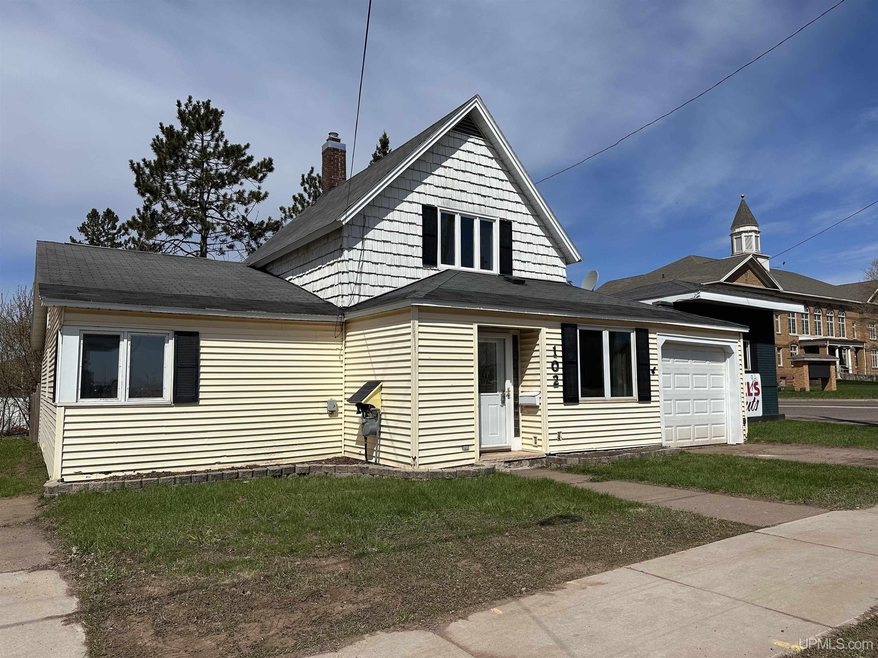 102 S Moore Street Property Photo 1
