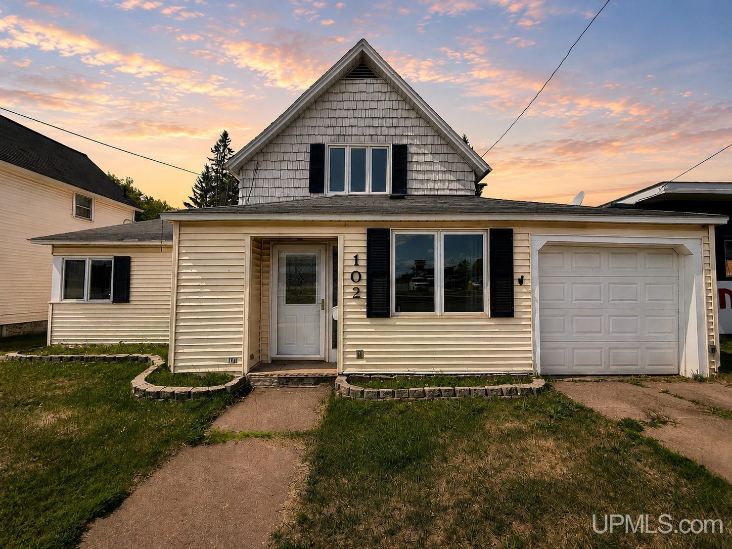 102 S Moore Street Property Photo 1