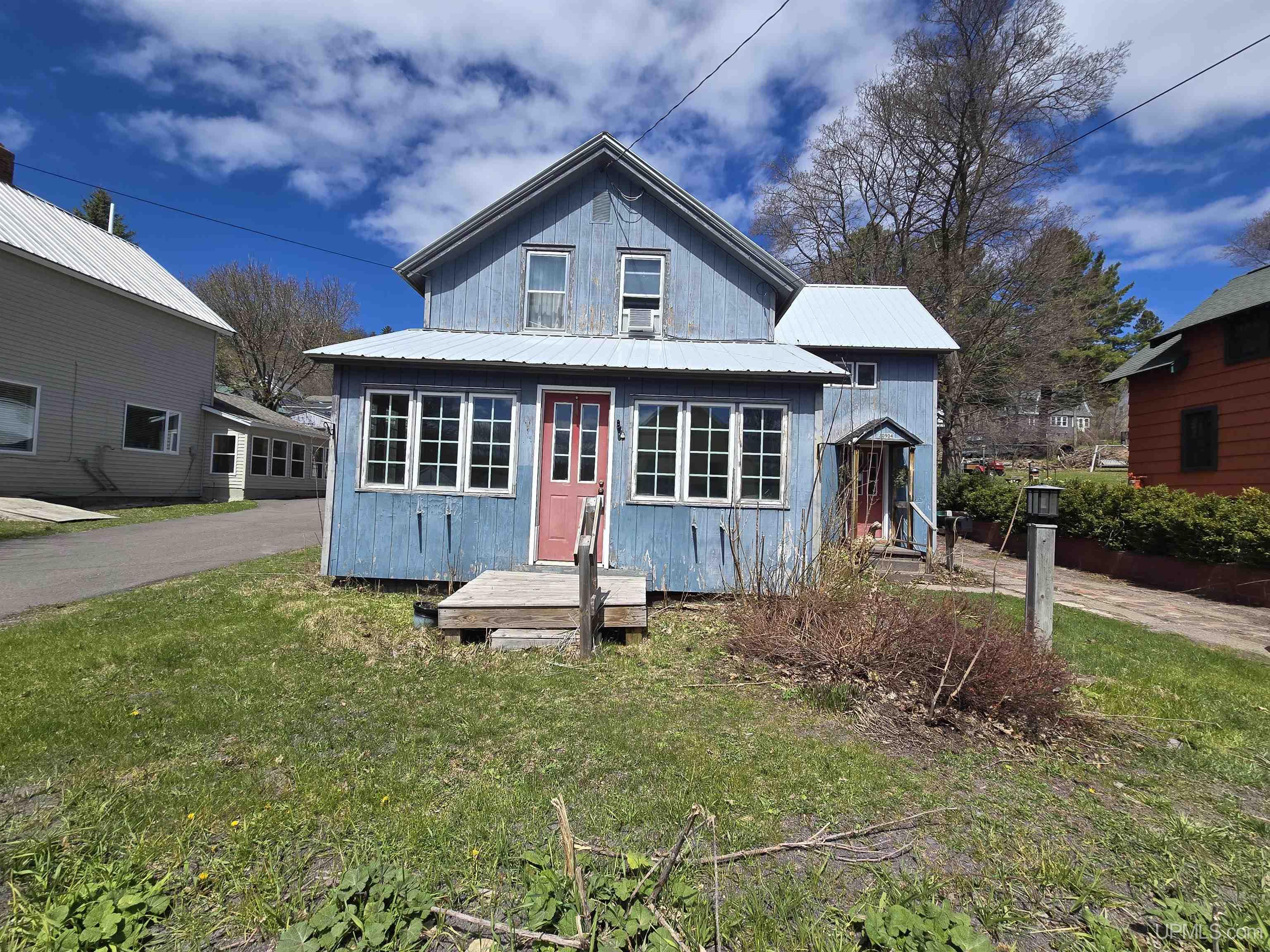 20904 E 2nd Street Property Photo 1
