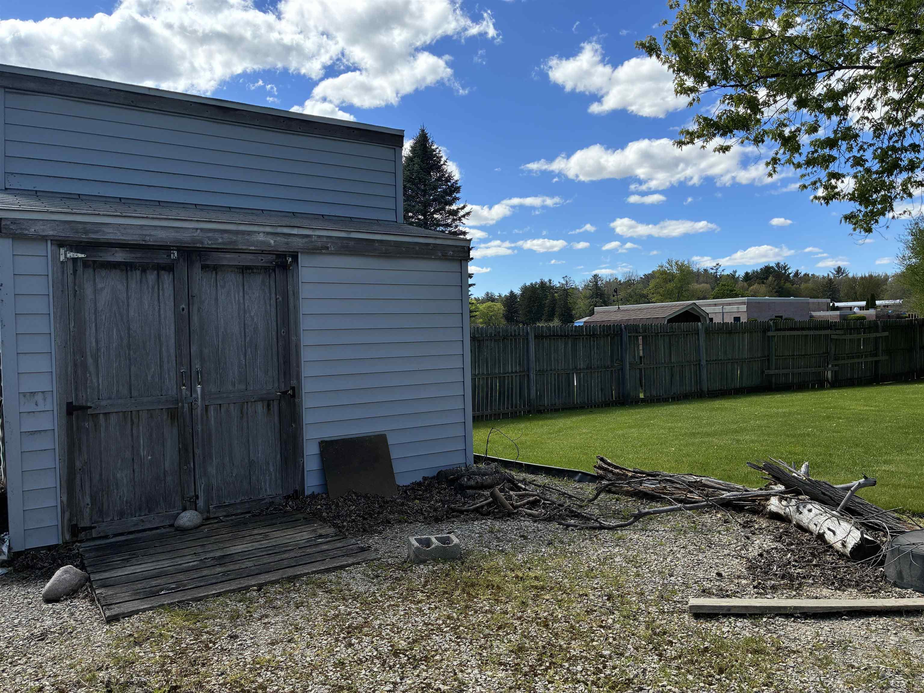 7178 London Drive Property Photo 6