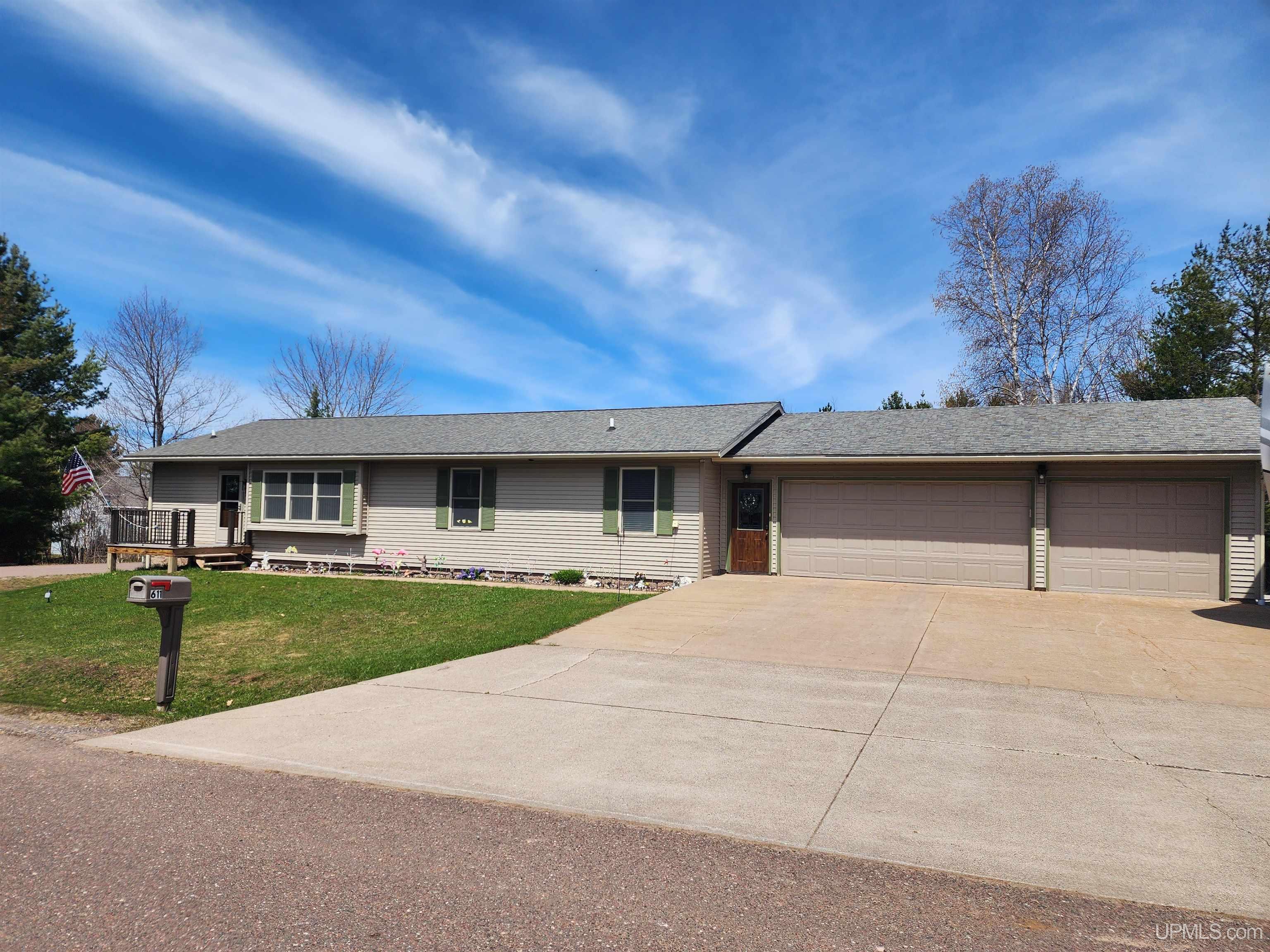 611 Oaklawn Drive Property Photo 1