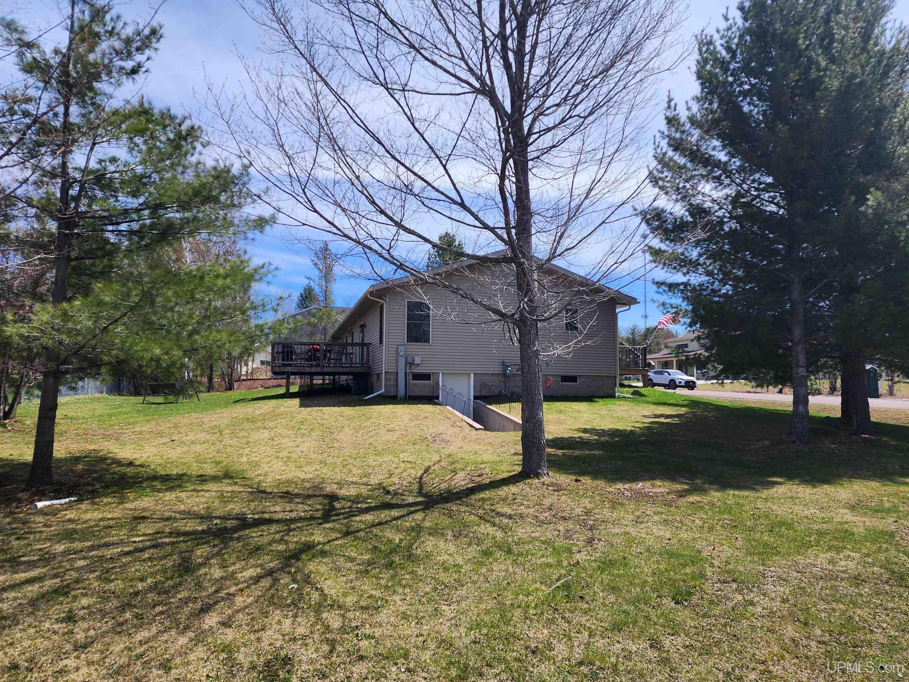 611 Oaklawn Drive Property Photo 3