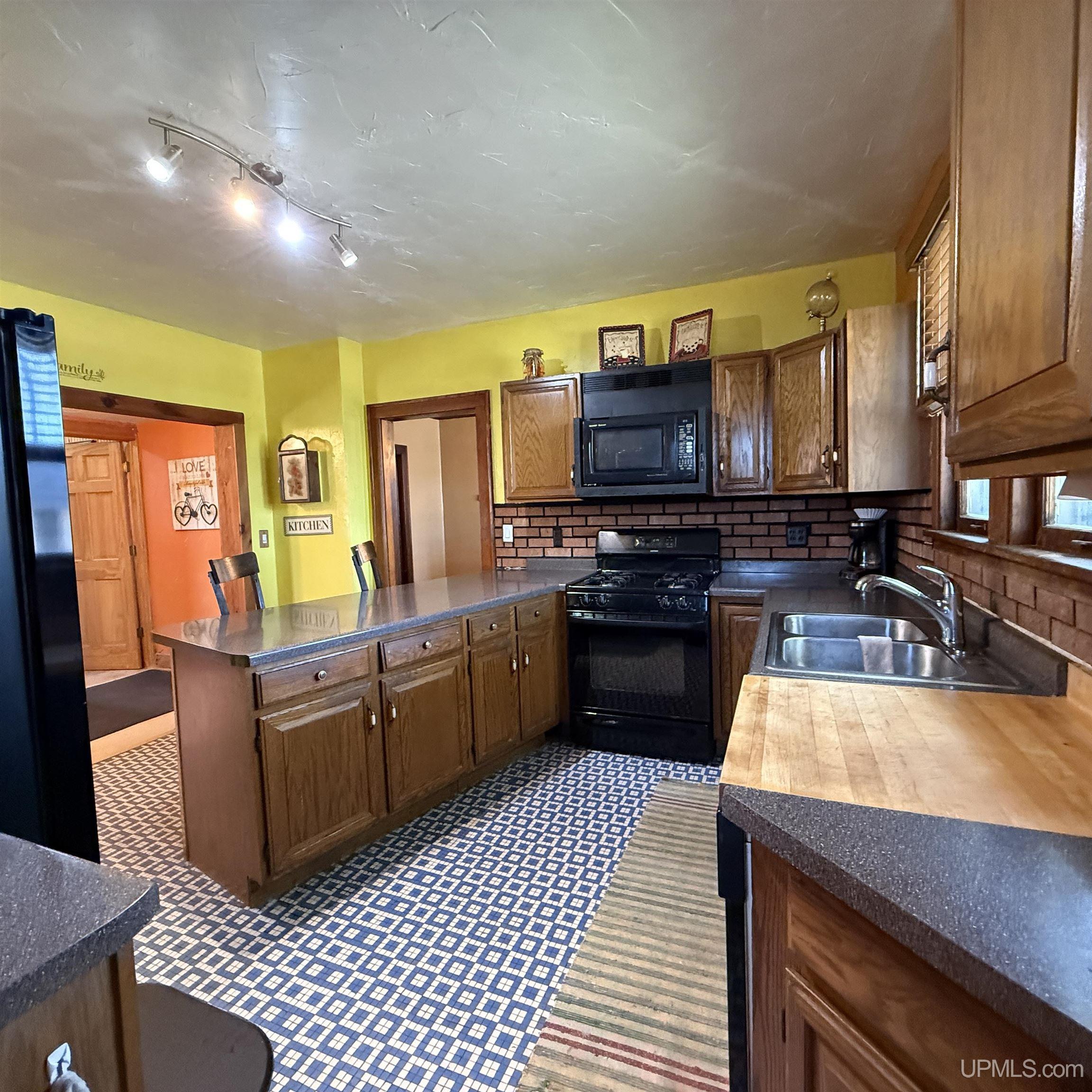 106 Iron Street Property Photo 4