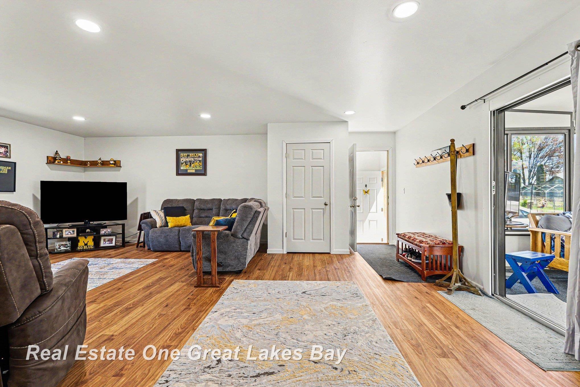 2118 Lakeview Street Property Photo 4
