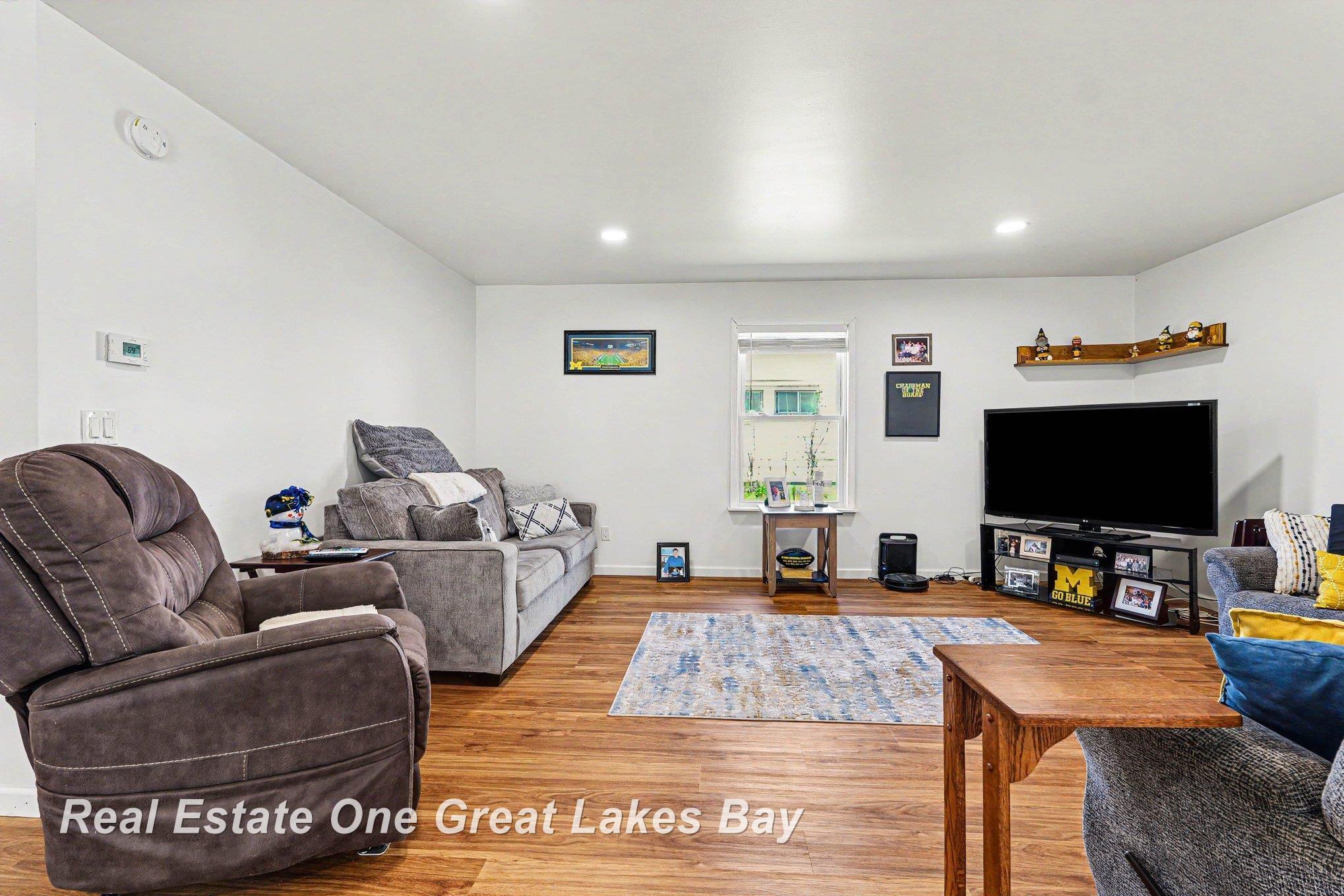 2118 Lakeview Street Property Photo 5