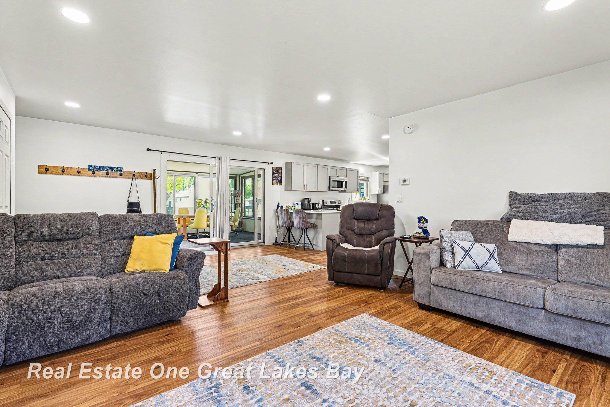 2118 Lakeview Street Property Photo 6