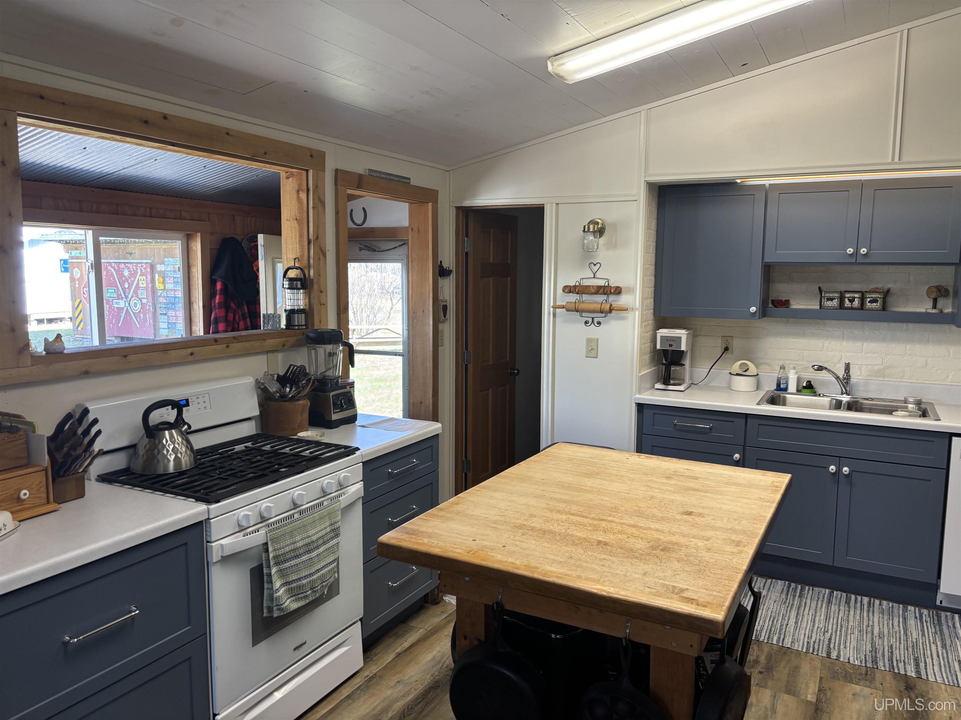 56230 Bear Lake Road Property Photo 7