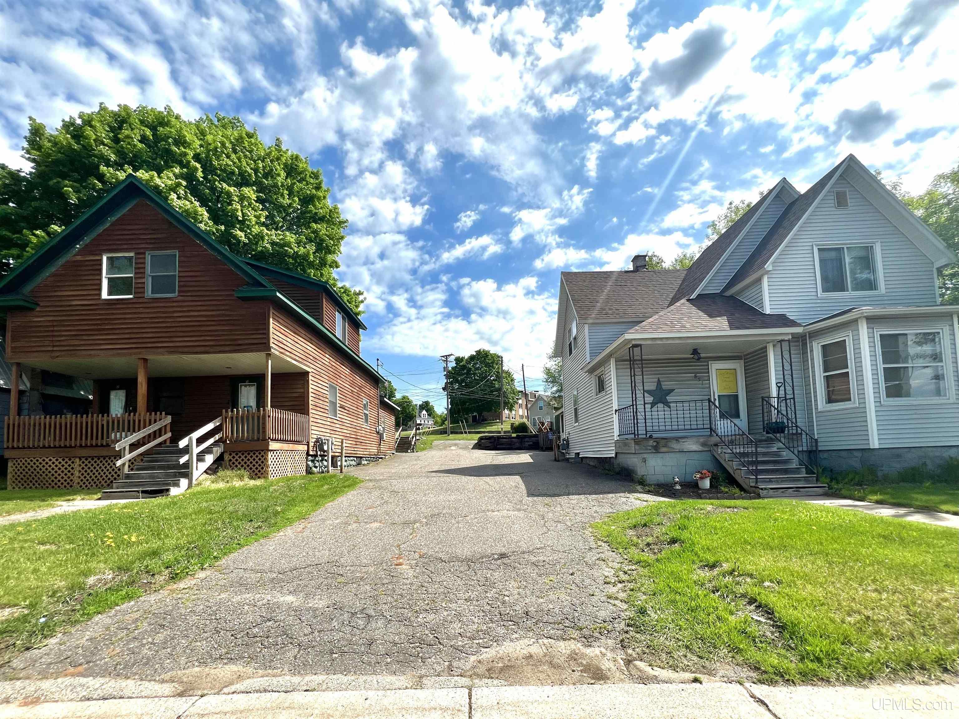 827 & 831 S Stephenson Avenue Property Photo 1