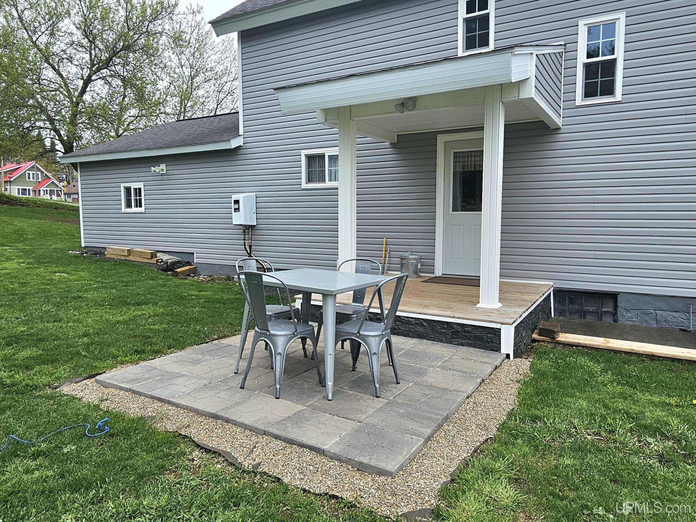 526 E Bundy Street Property Photo 39