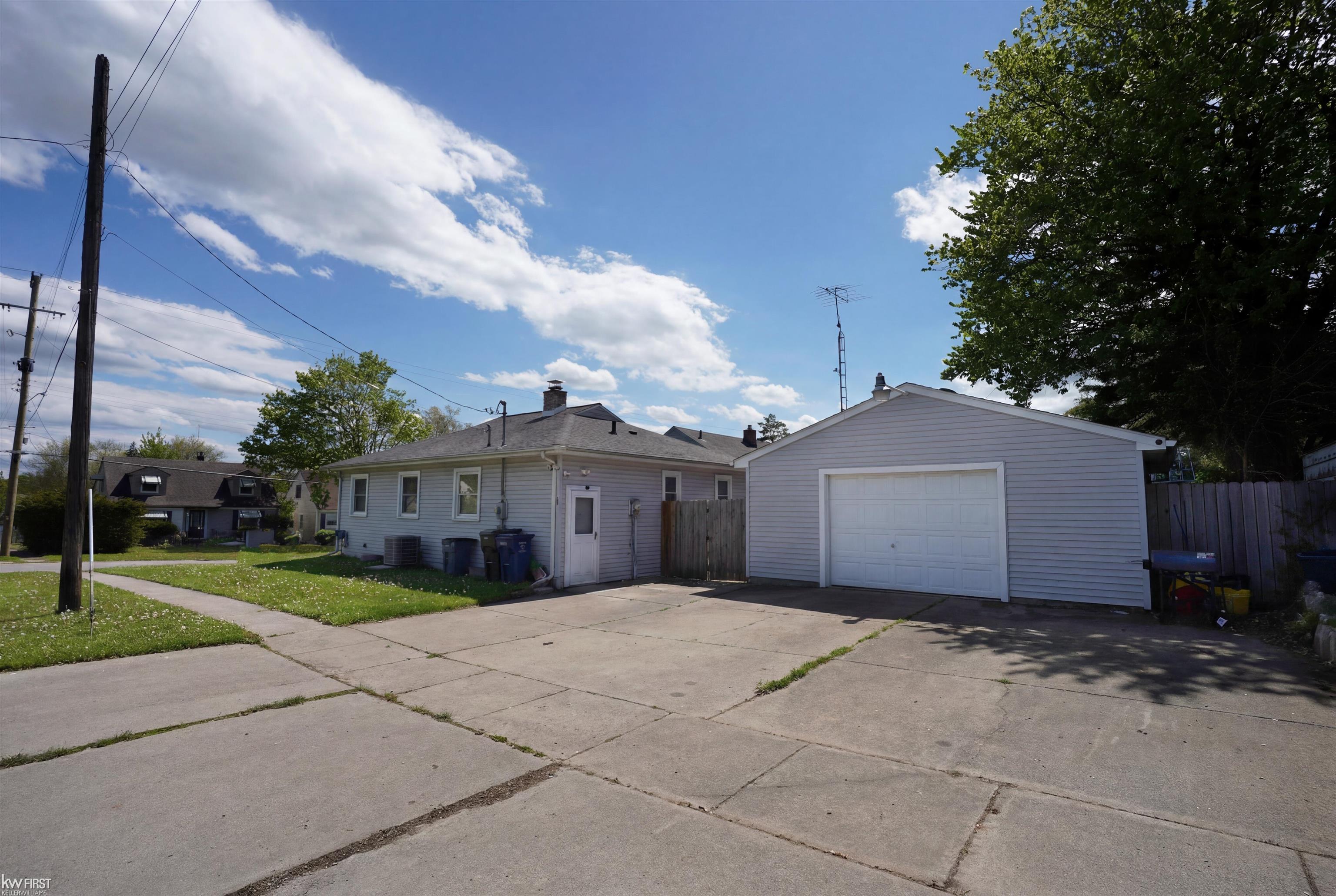 3102 Yale Street Property Photo 5