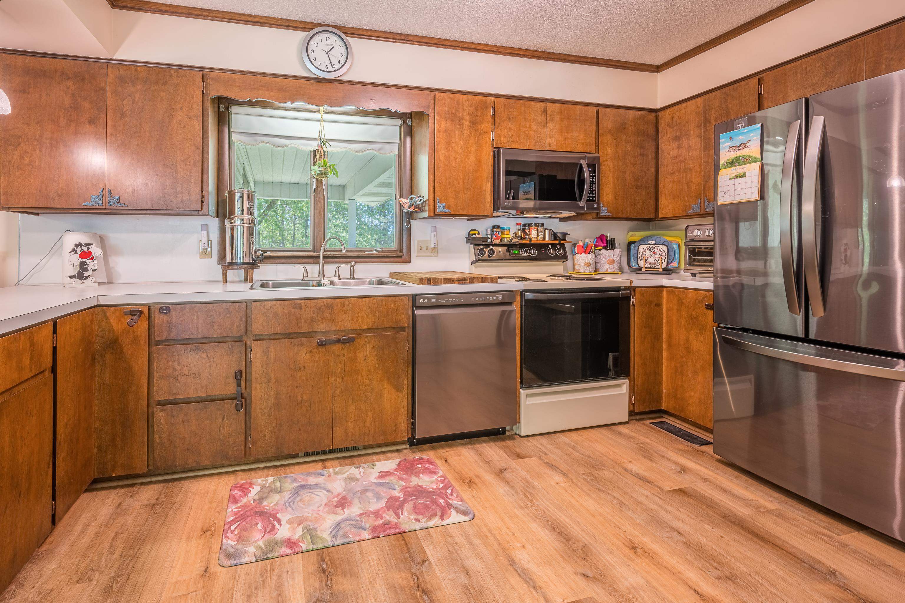2881 Dean Street Property Photo 9