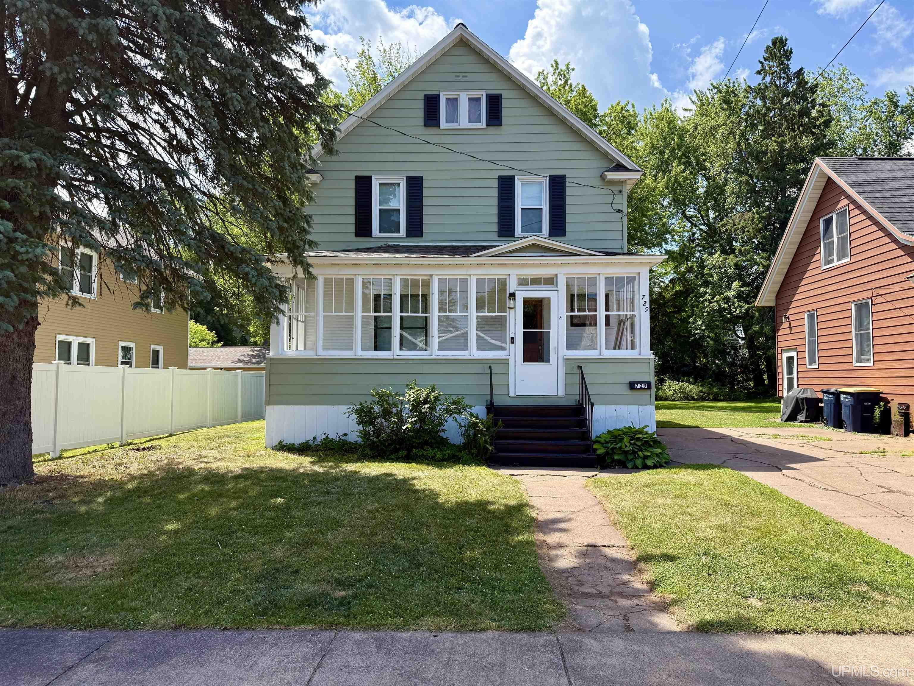 729 E Pabst Street Property Photo 1