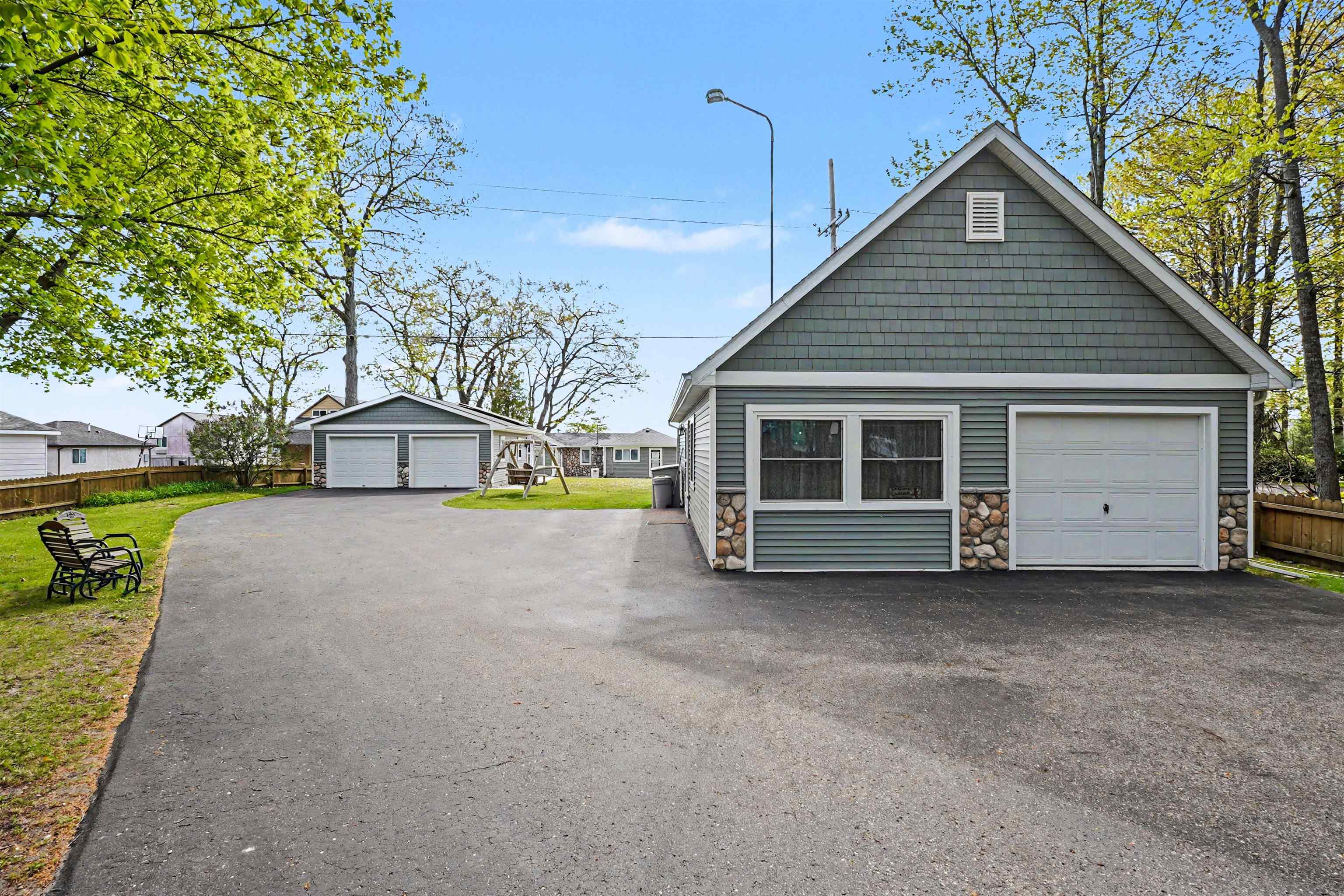 1220 N Huron Road Property Photo 2