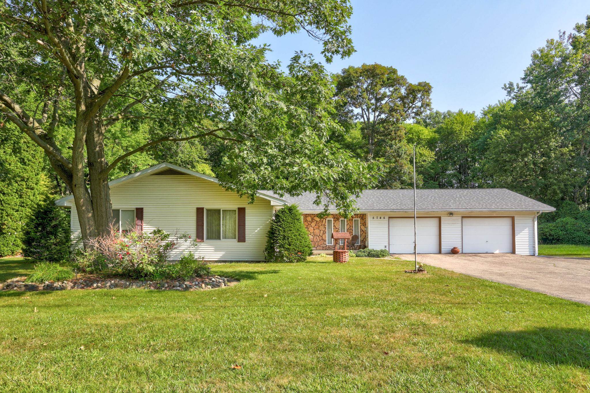 5745 E Townline Road Property Photo 1