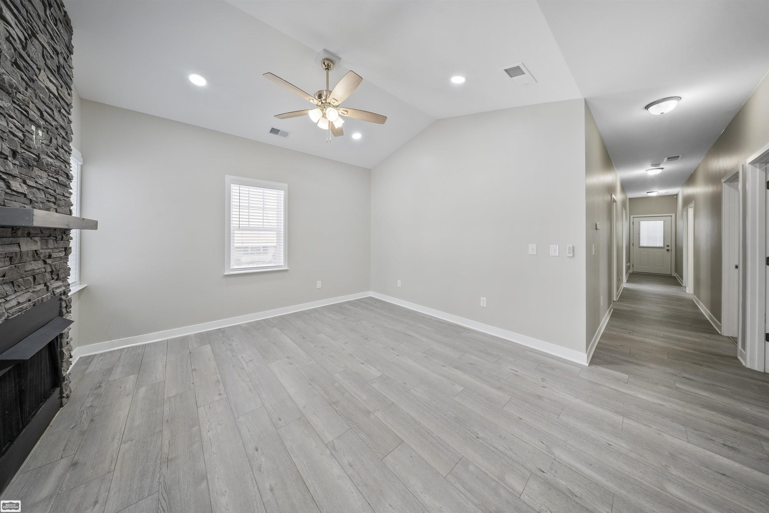 403 Voorheis Street Property Photo 4