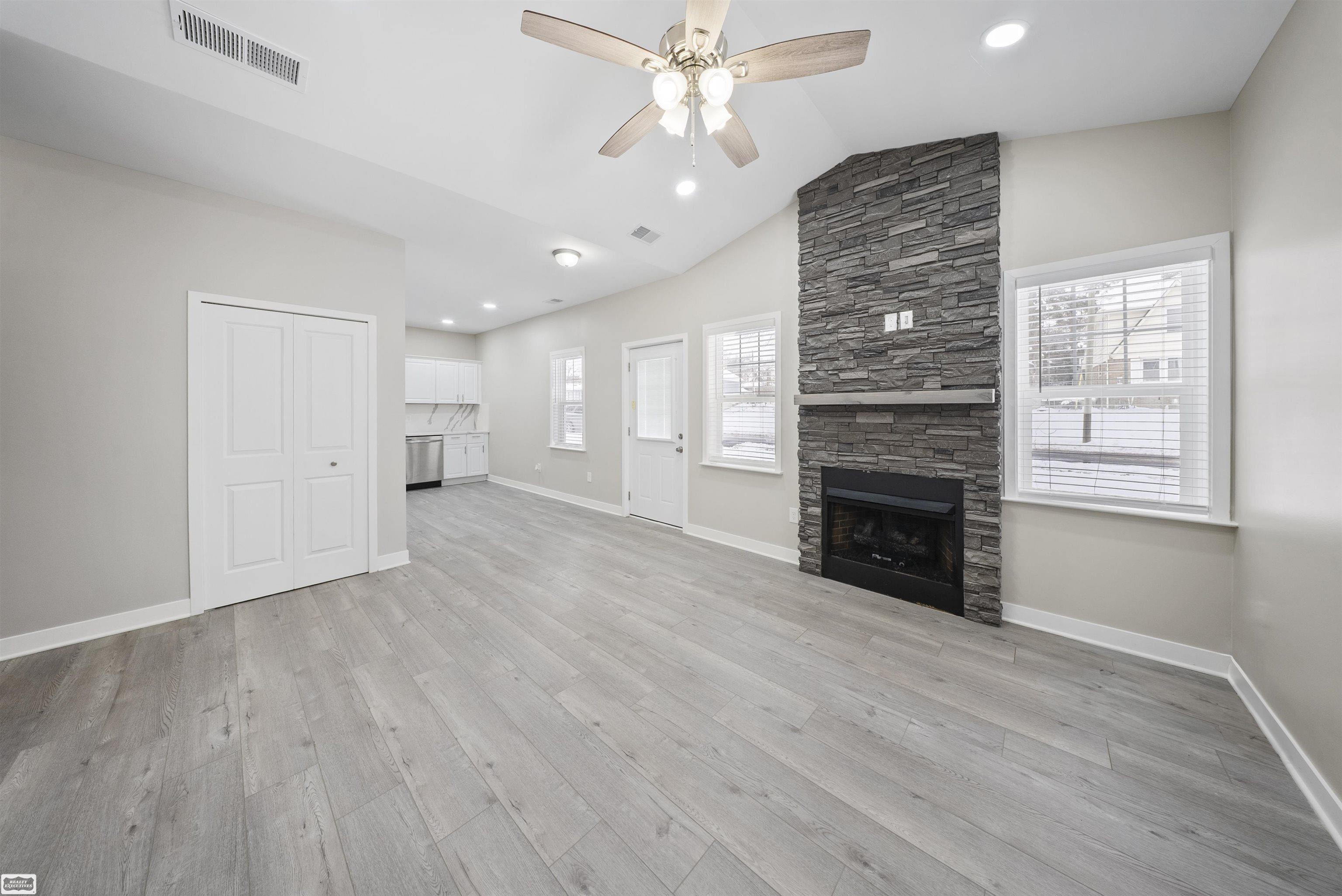 403 Voorheis Street Property Photo 5