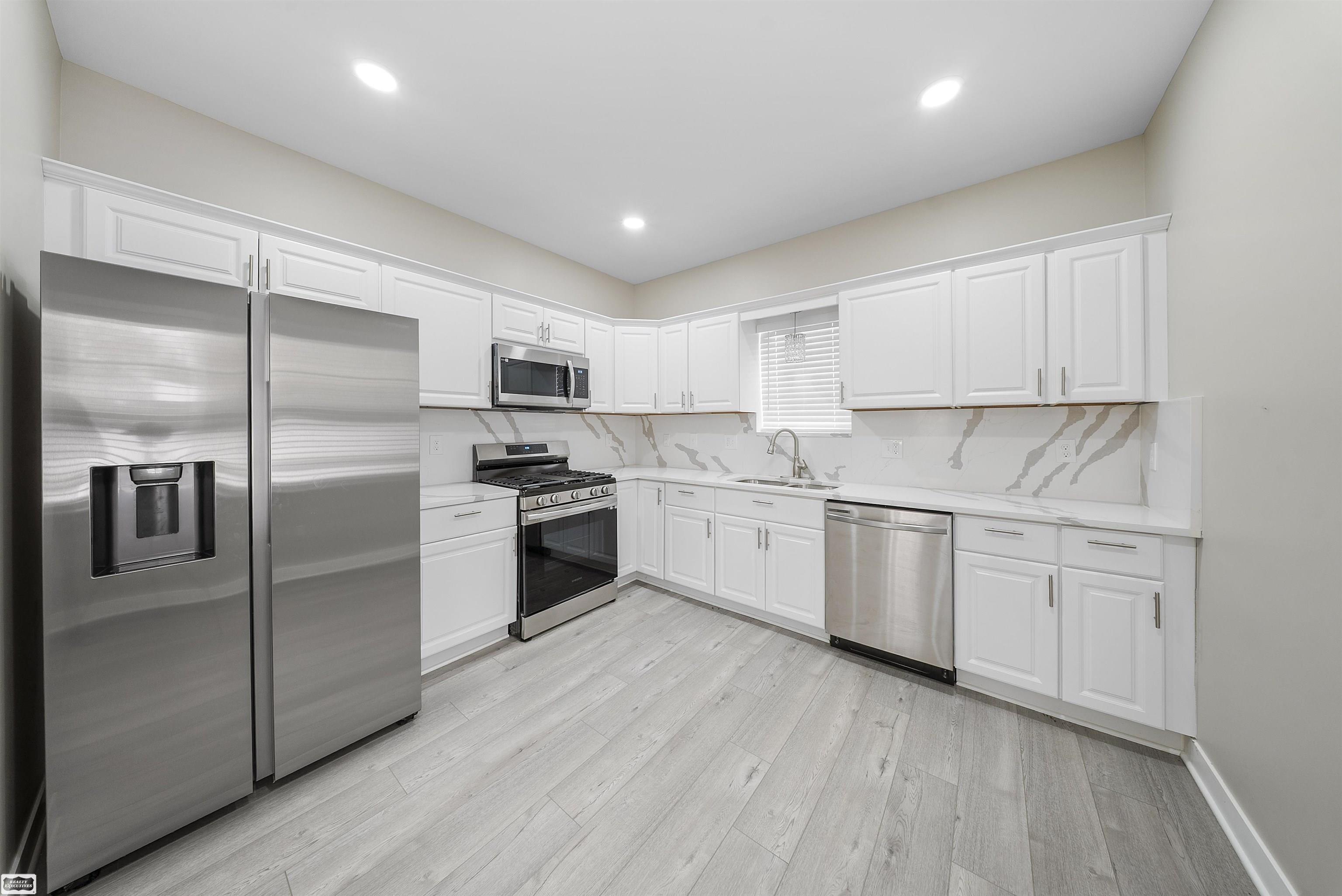 403 Voorheis Street Property Photo 7