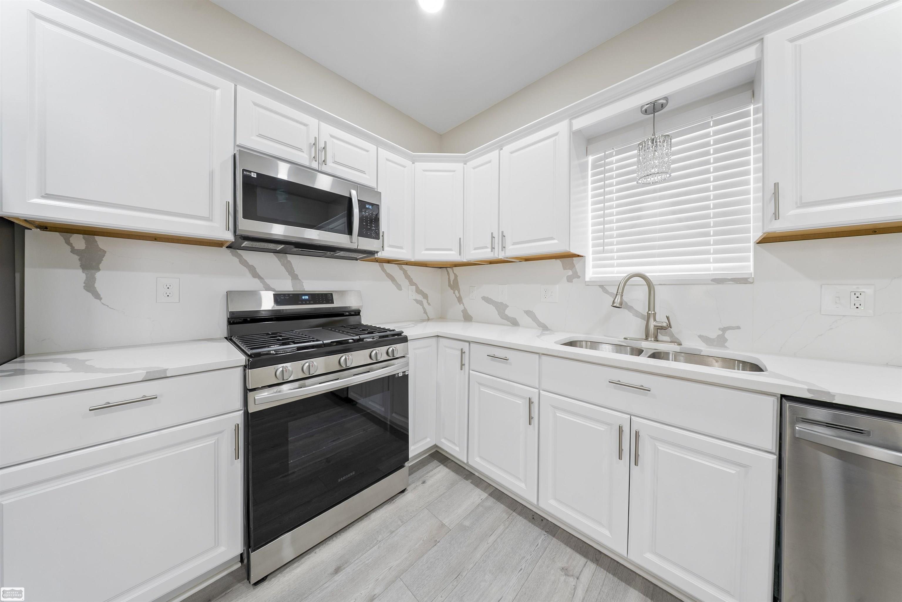 403 Voorheis Street Property Photo 8