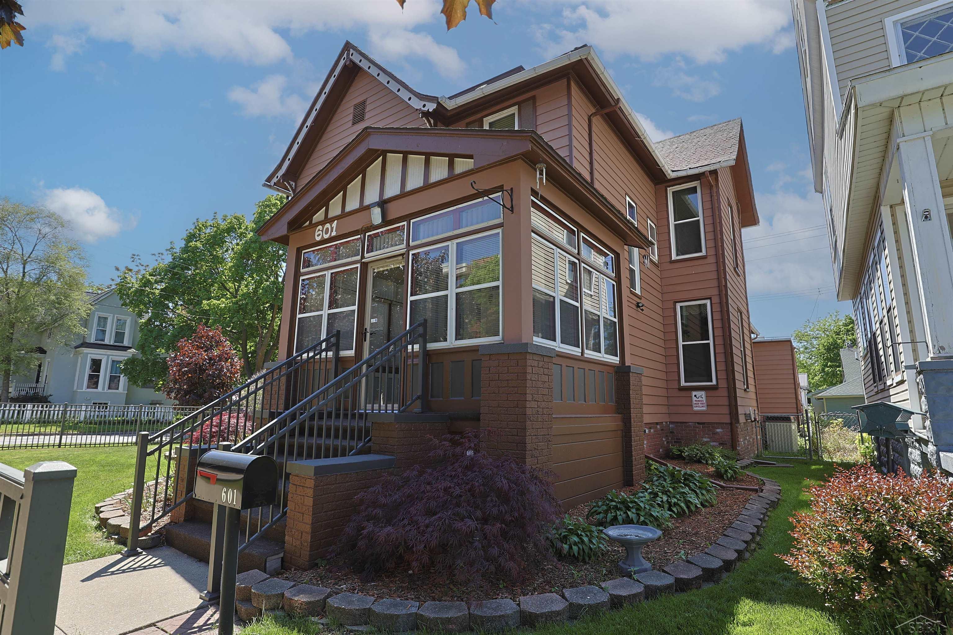 601 N Van Buren Street Property Photo 4