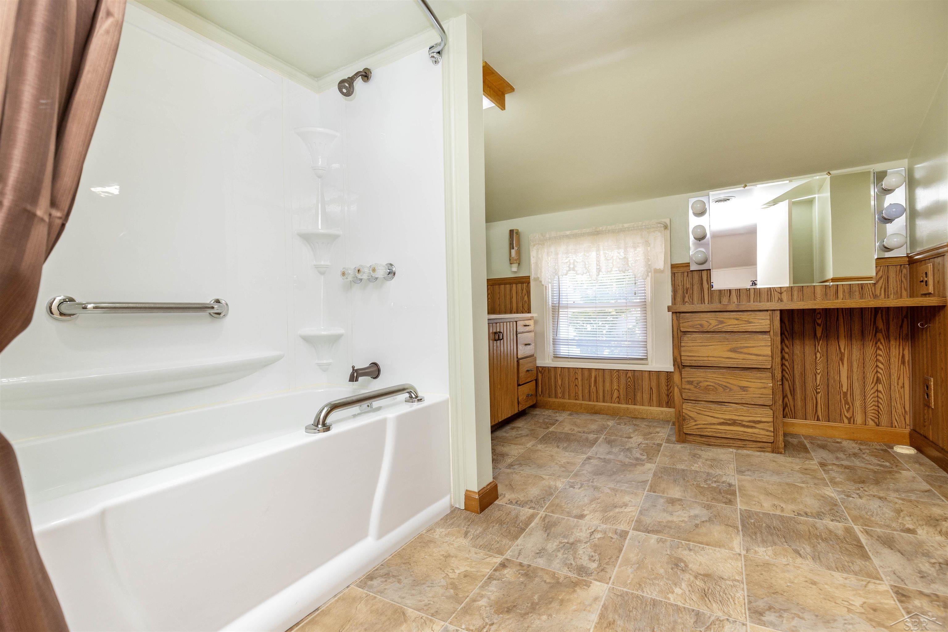 601 N Van Buren Street Property Photo 37
