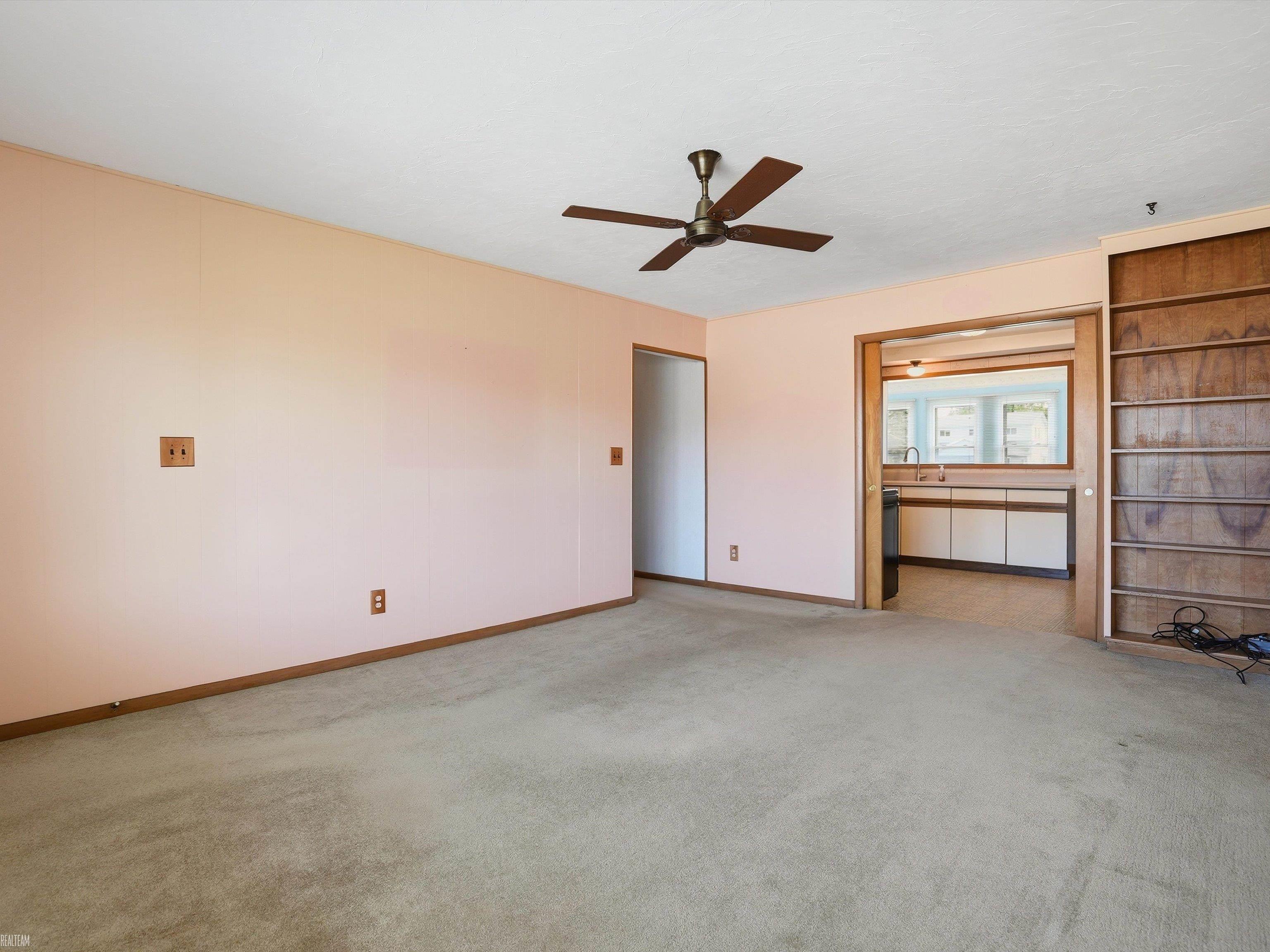 7589 Colony Drive Property Photo 4