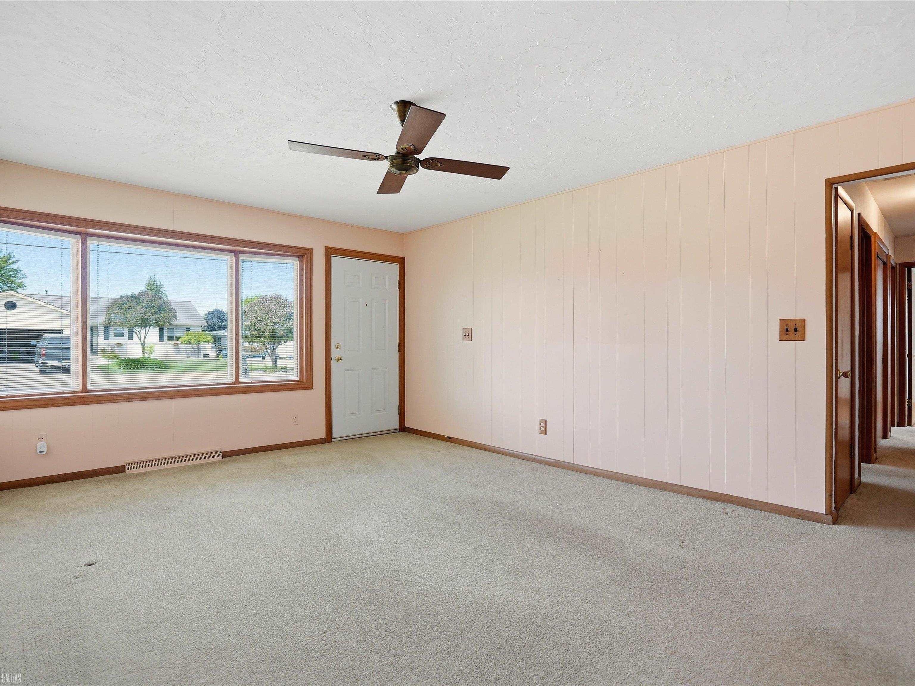 7589 Colony Drive Property Photo 5