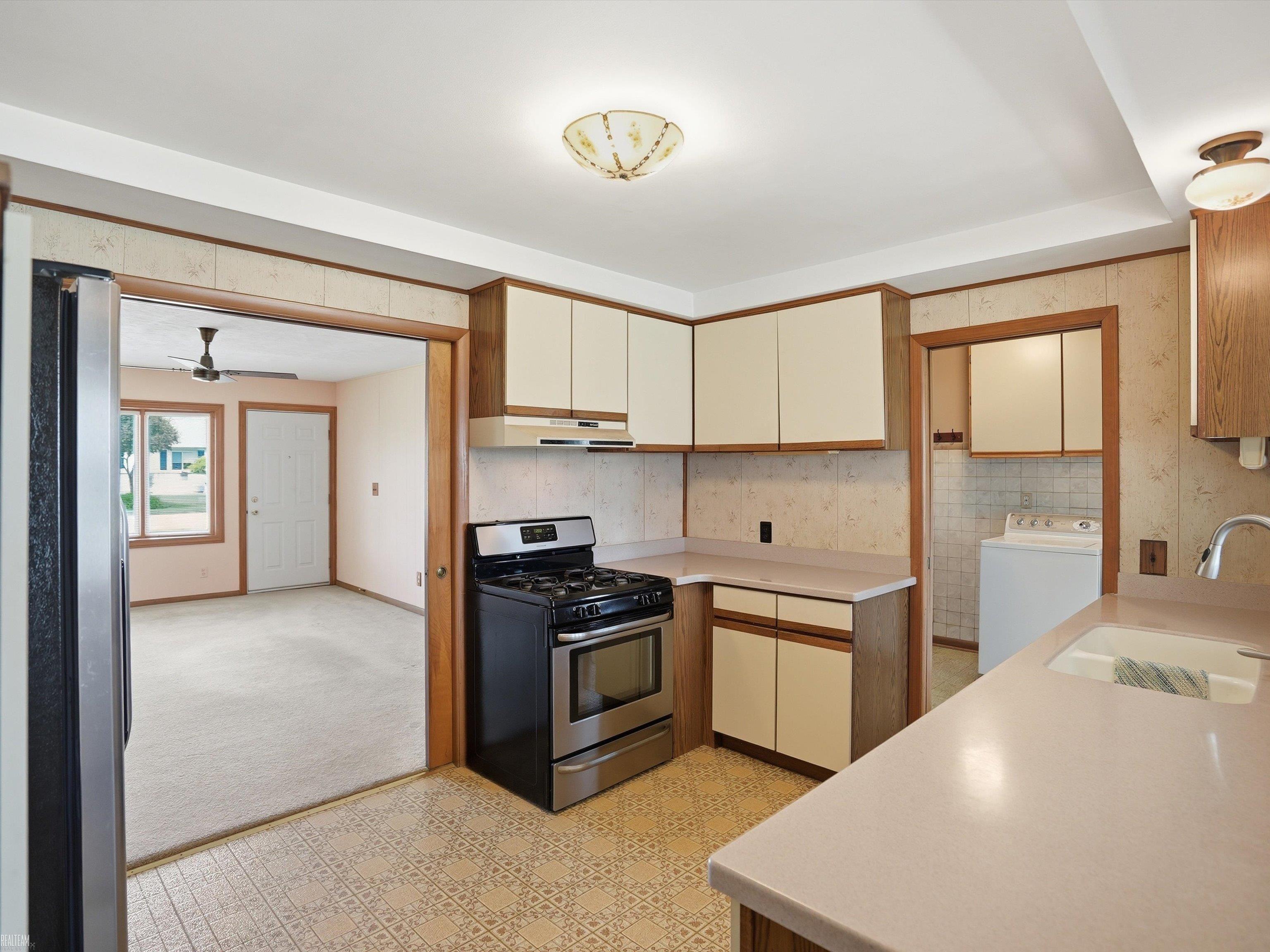 7589 Colony Drive Property Photo 8