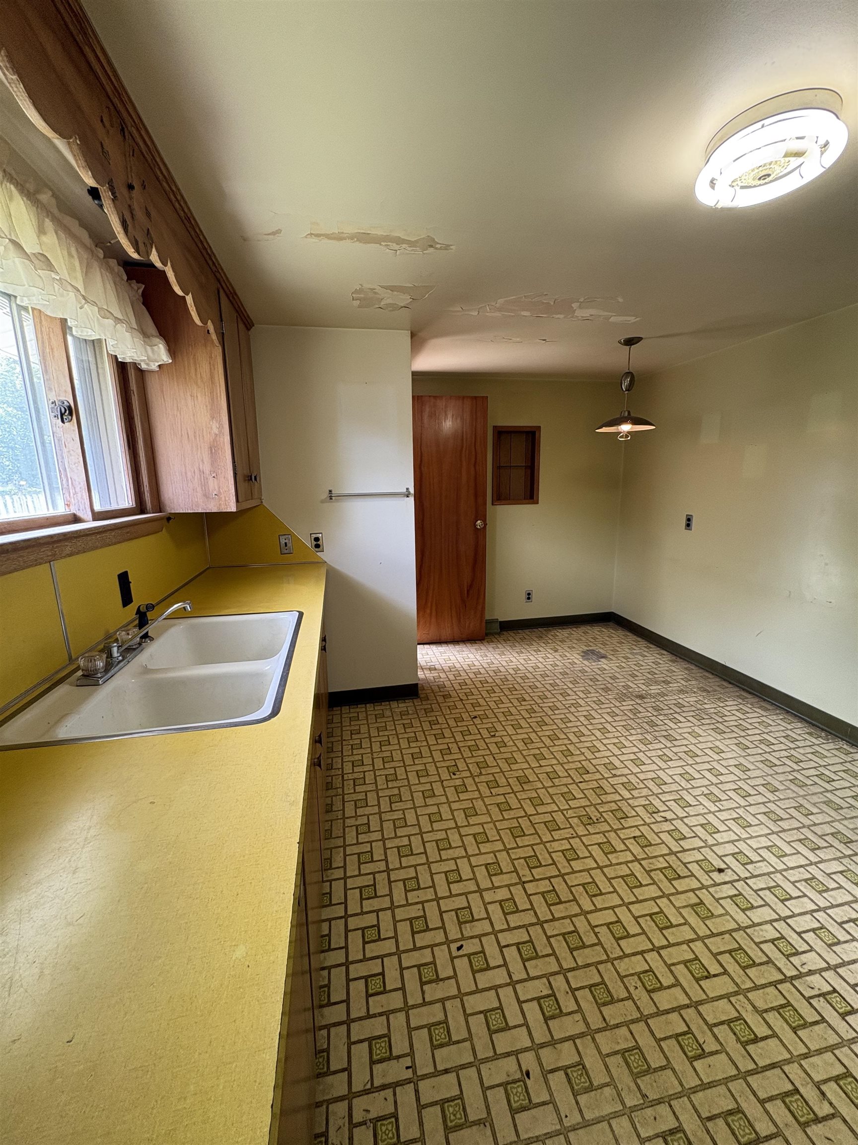 225 7th St Streets Property Photo 6